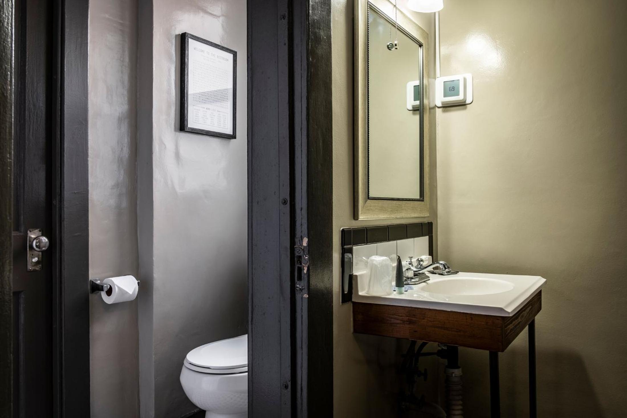 Gardner Hotel & Hostel
