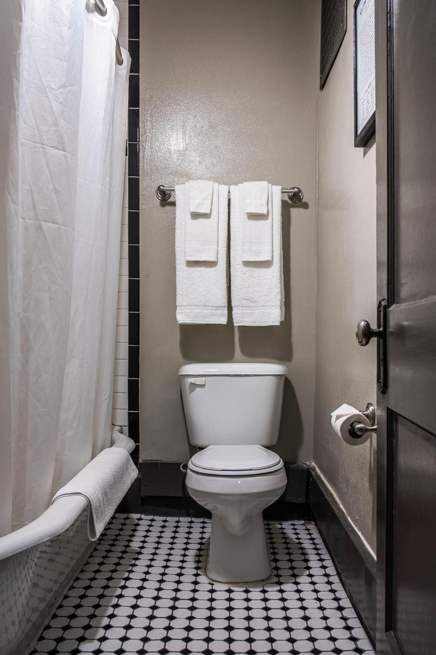 Gardner Hotel & Hostel