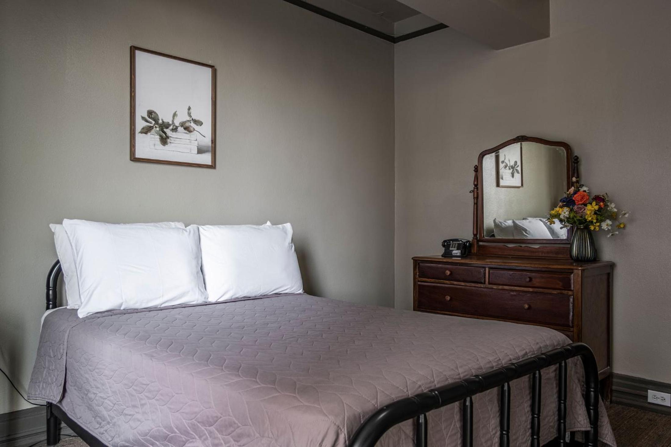 Gardner Hotel & Hostel