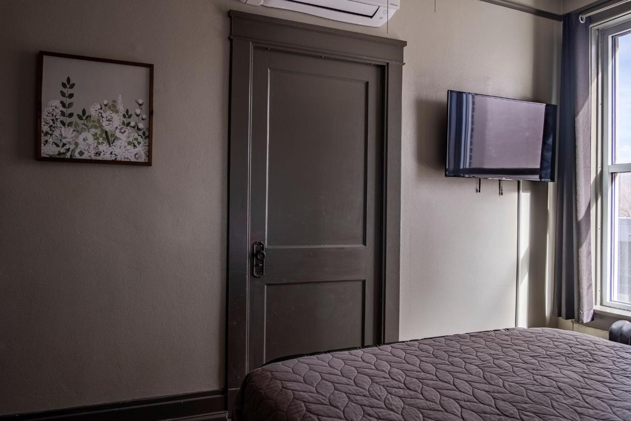 Gardner Hotel & Hostel