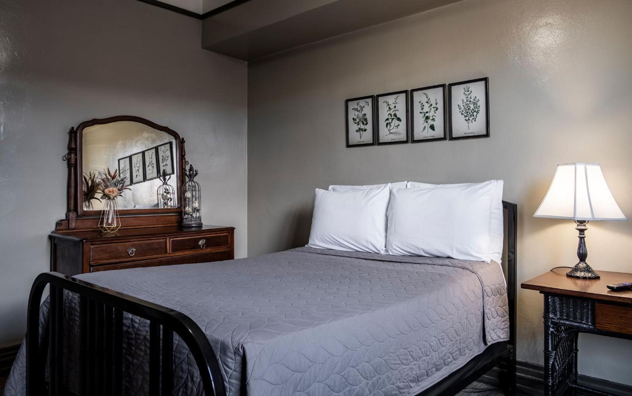 Gardner Hotel & Hostel