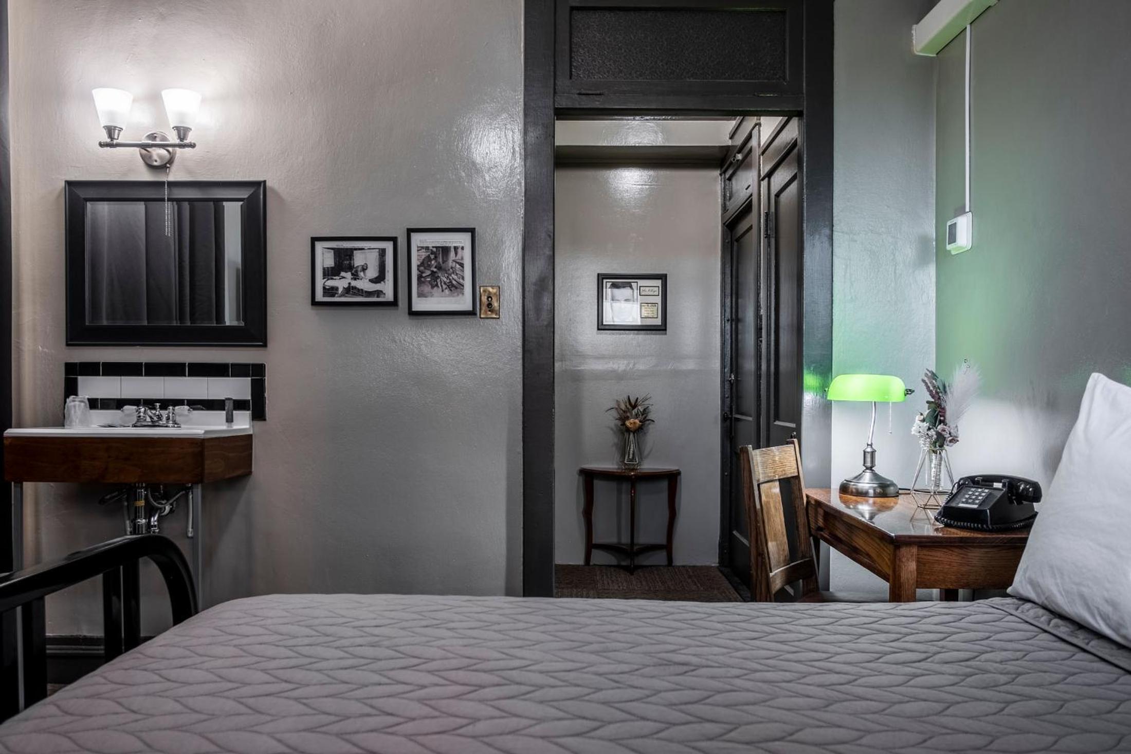 Gardner Hotel & Hostel