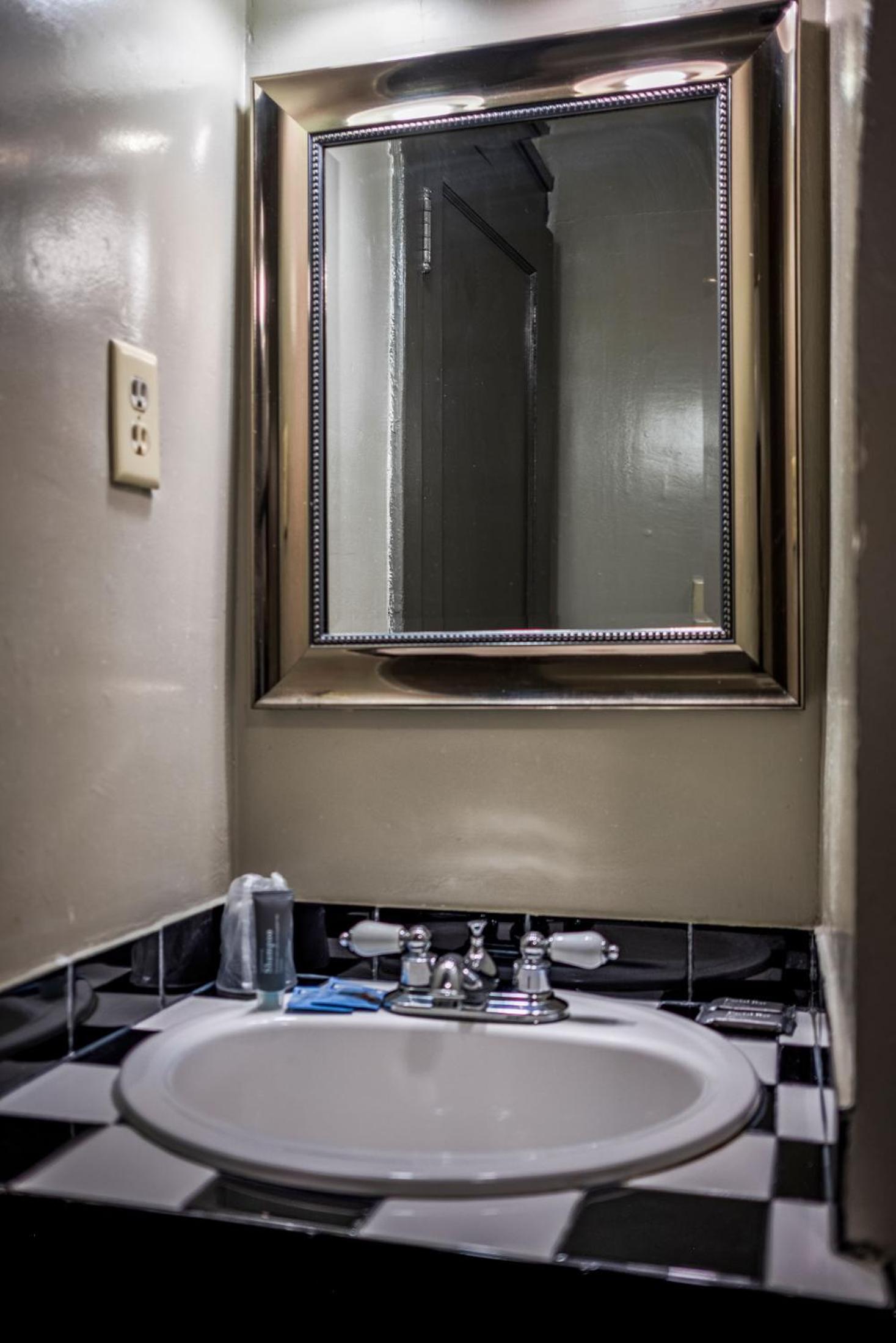 Gardner Hotel & Hostel