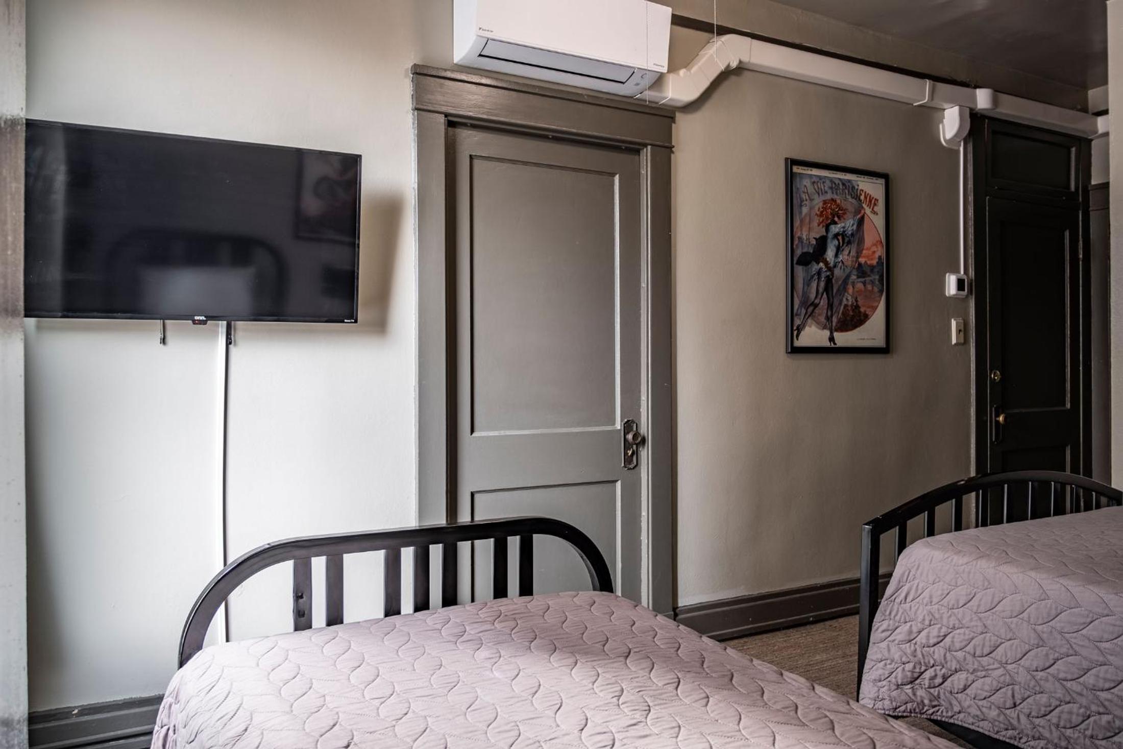 Gardner Hotel & Hostel