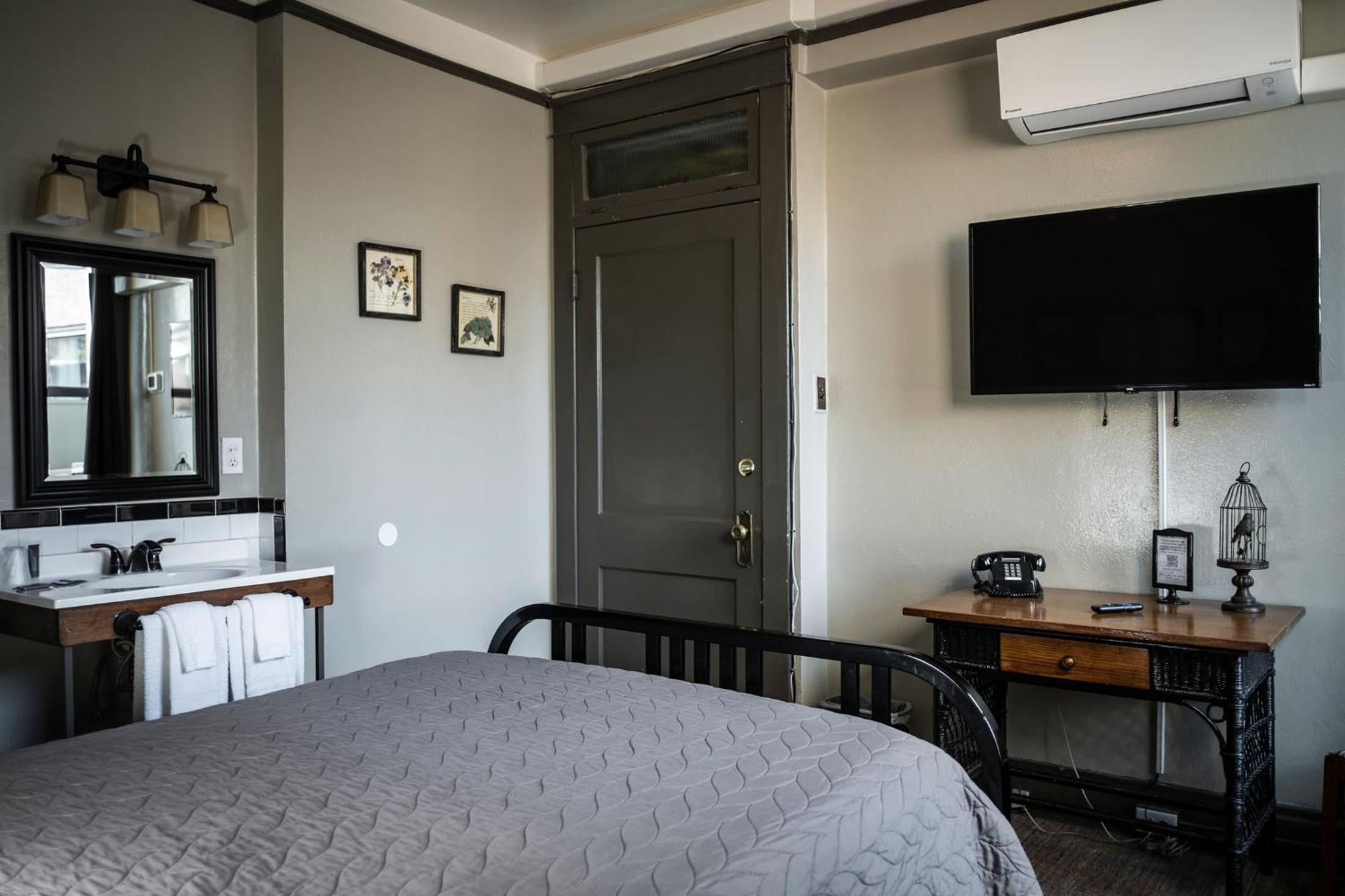 Gardner Hotel & Hostel