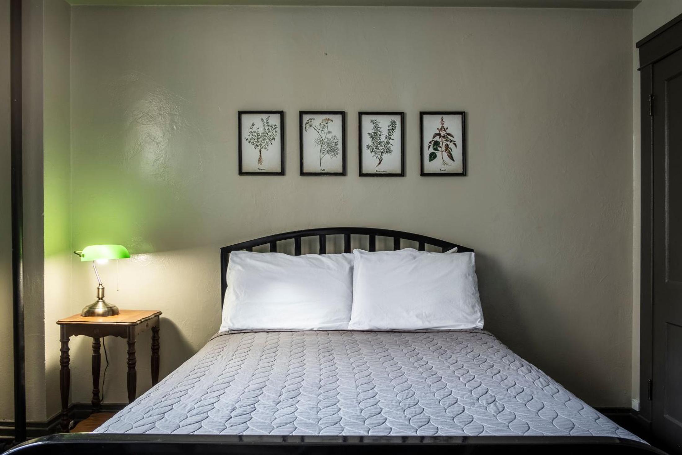 Gardner Hotel & Hostel