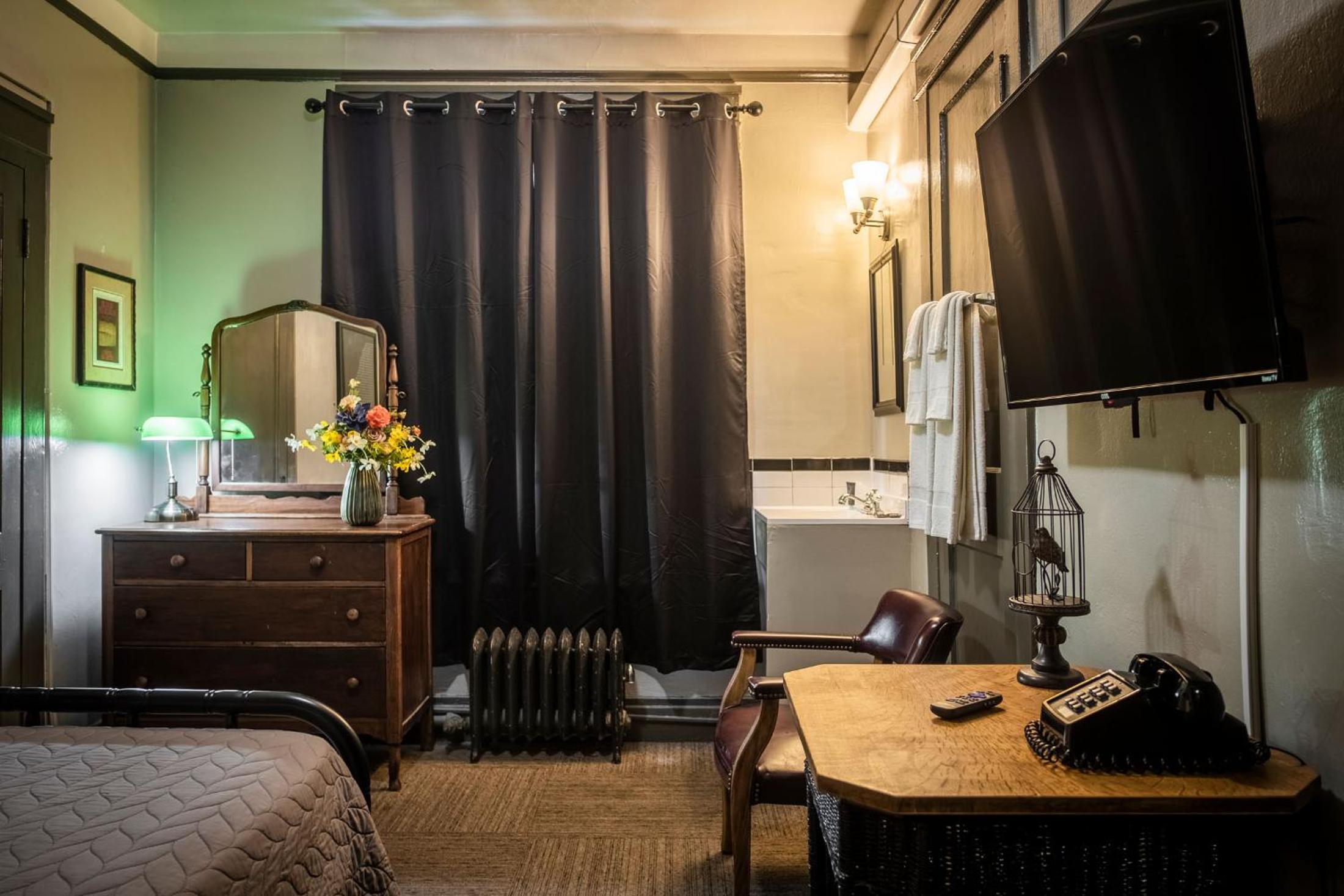 Gardner Hotel & Hostel