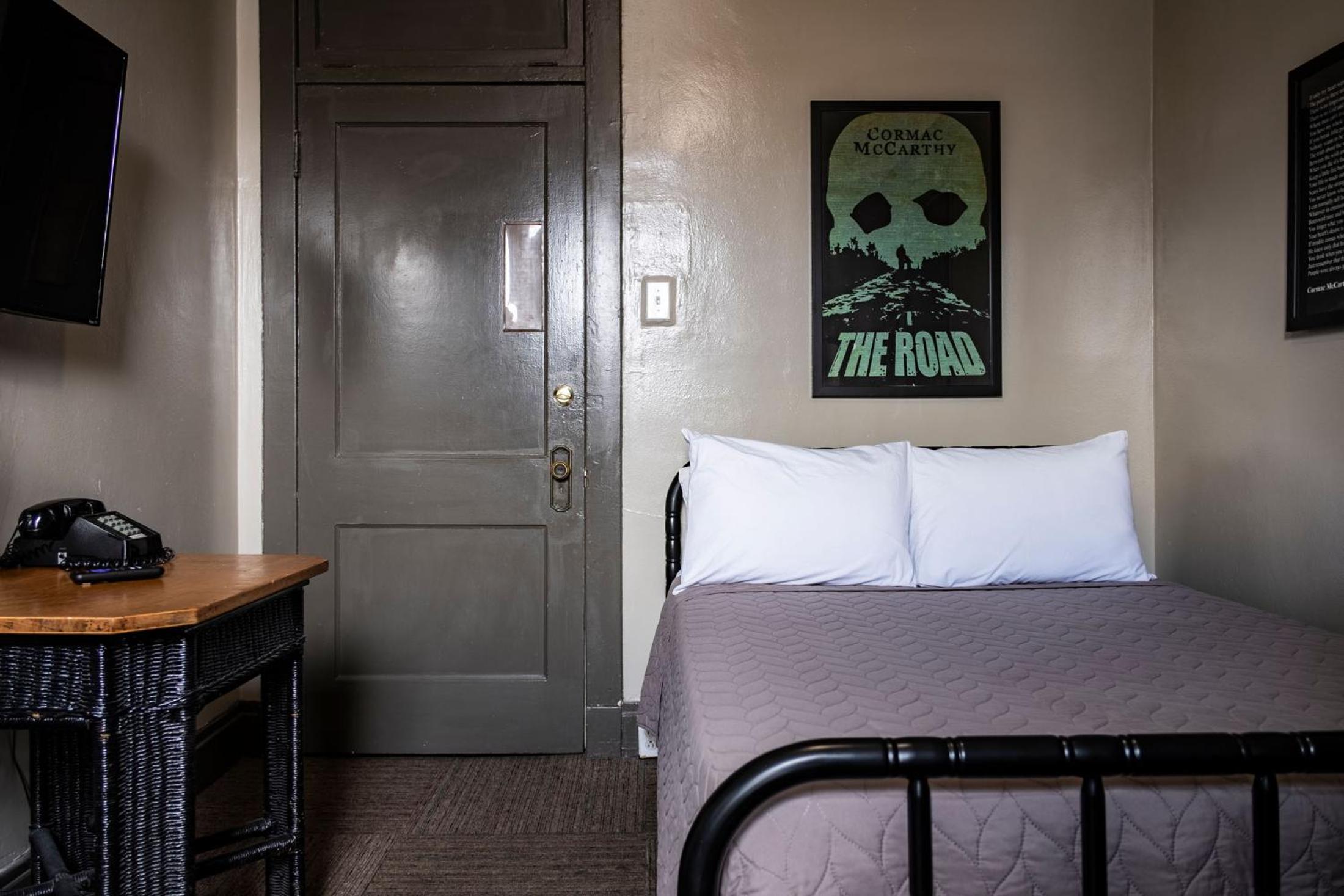 Gardner Hotel & Hostel