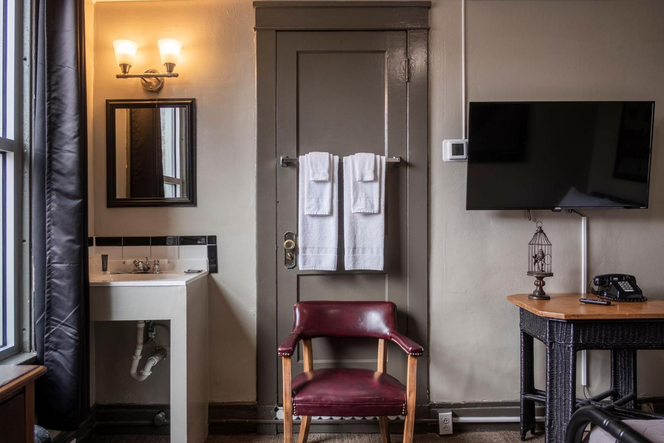 Gardner Hotel & Hostel