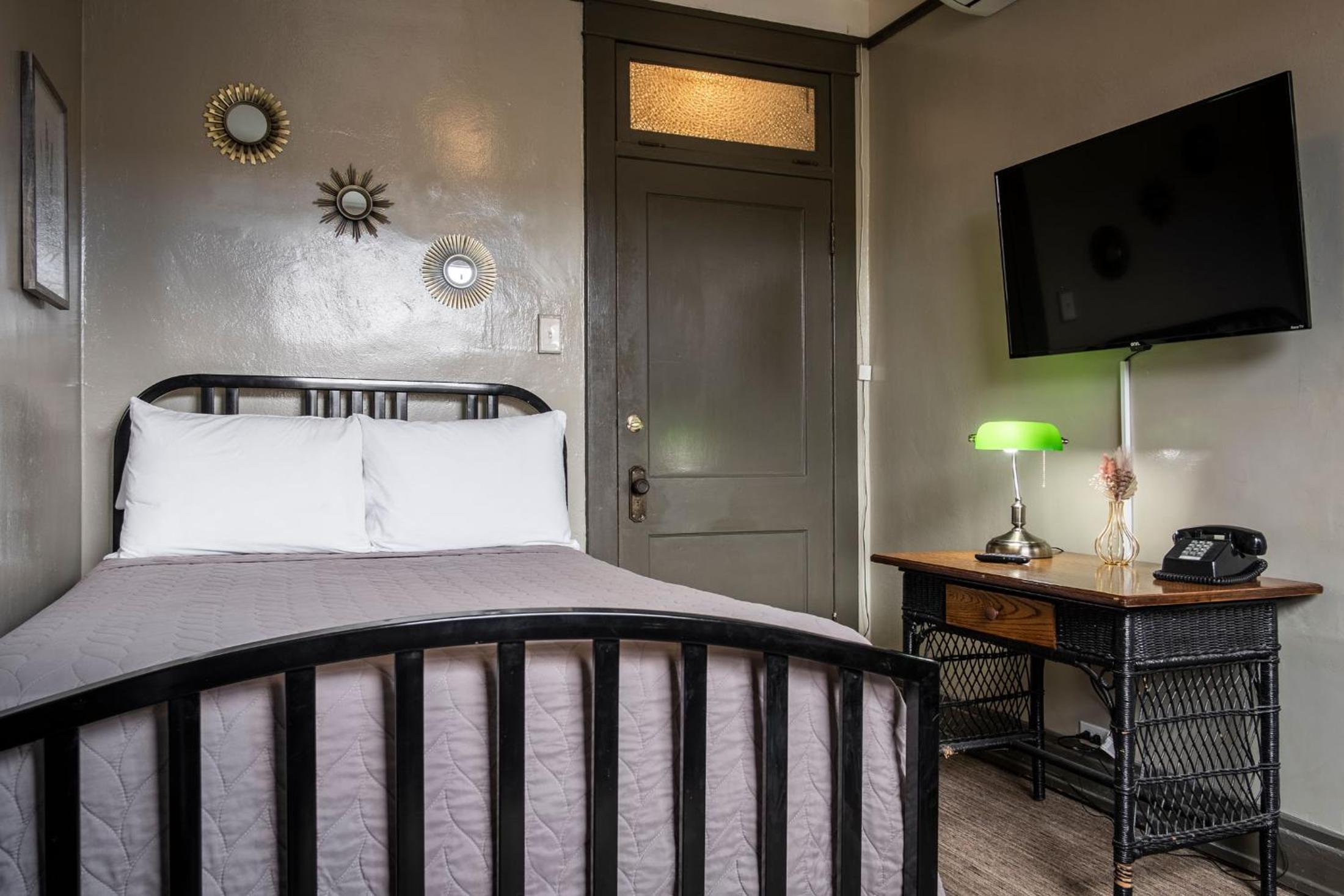 Gardner Hotel & Hostel