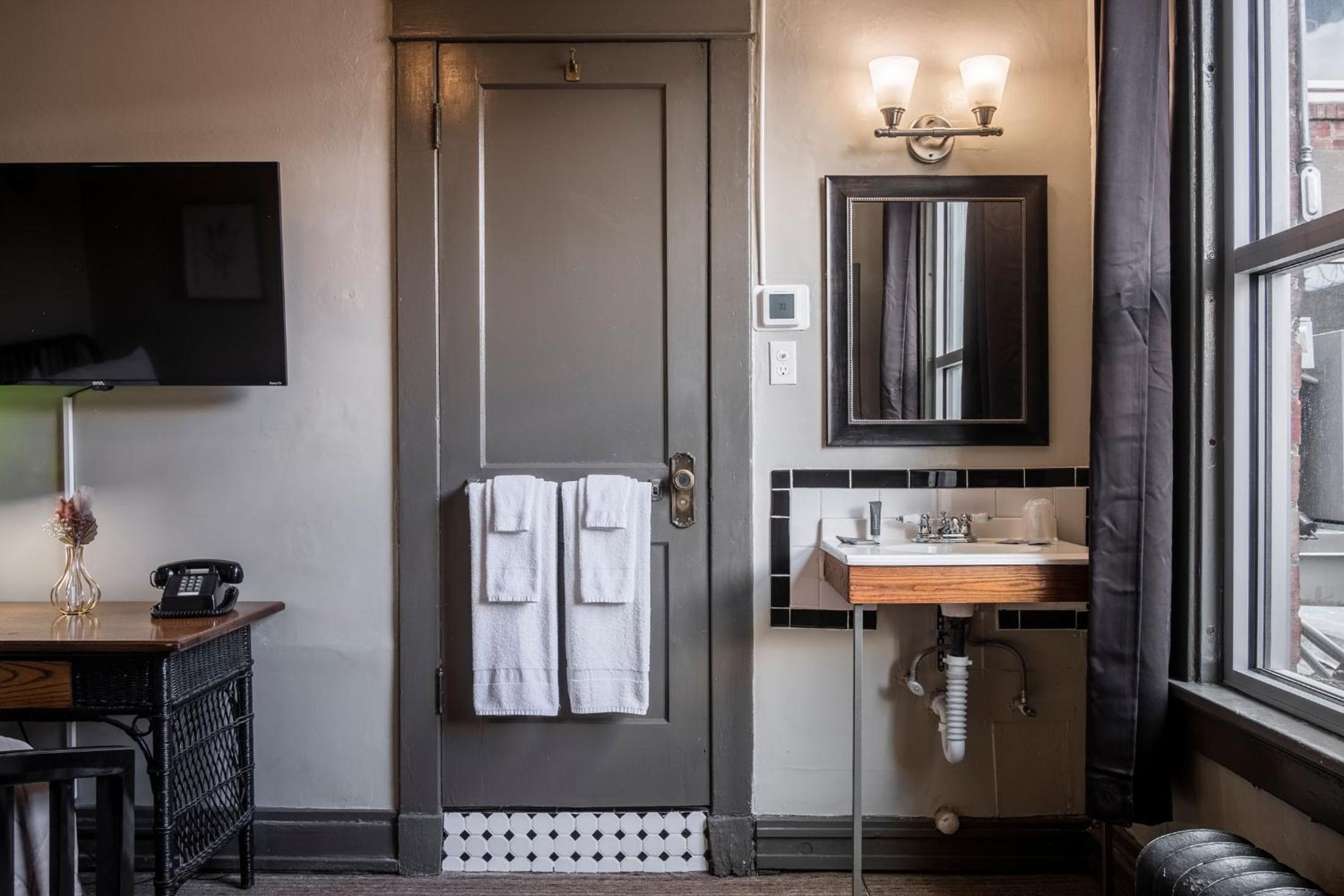 Gardner Hotel & Hostel