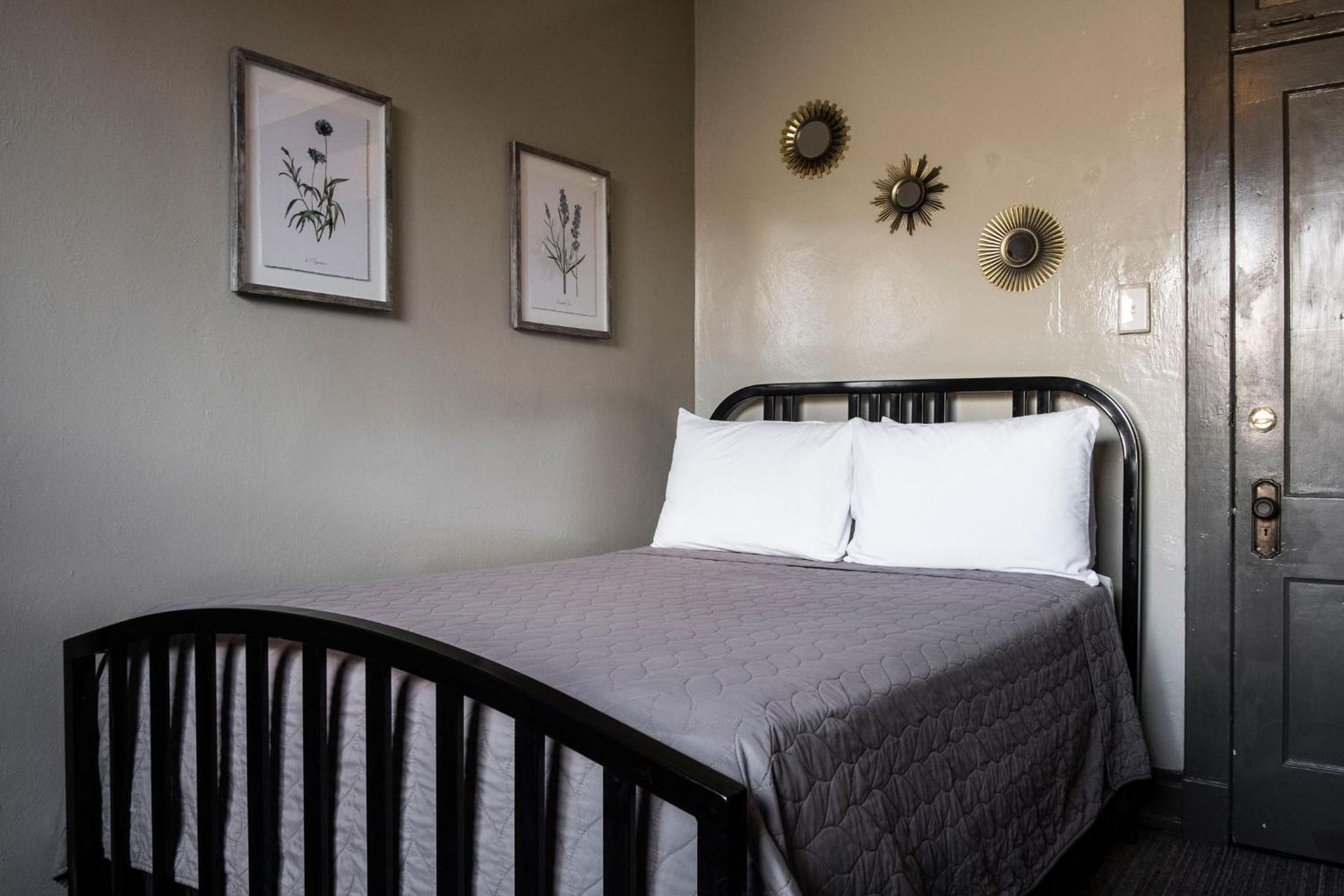 Gardner Hotel & Hostel