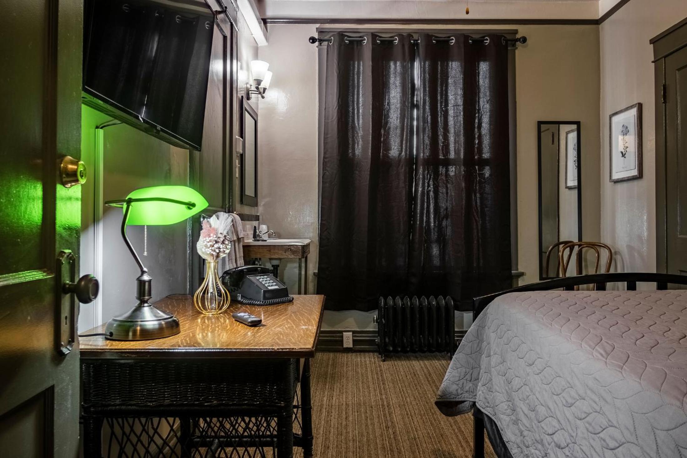 Gardner Hotel & Hostel