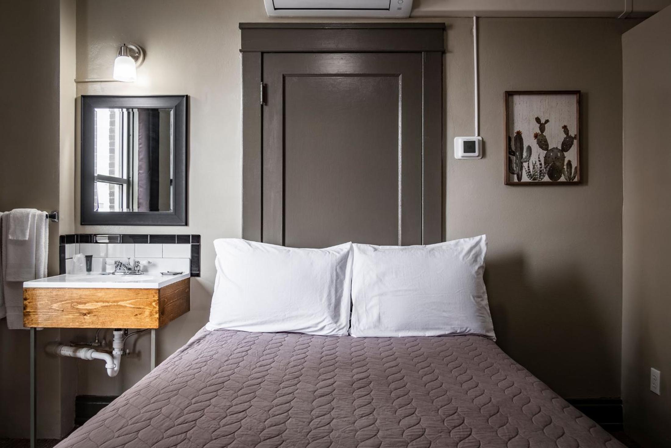 Gardner Hotel & Hostel