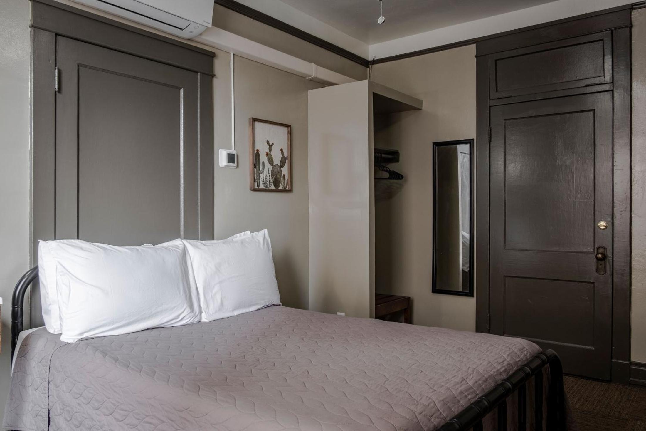 Gardner Hotel & Hostel