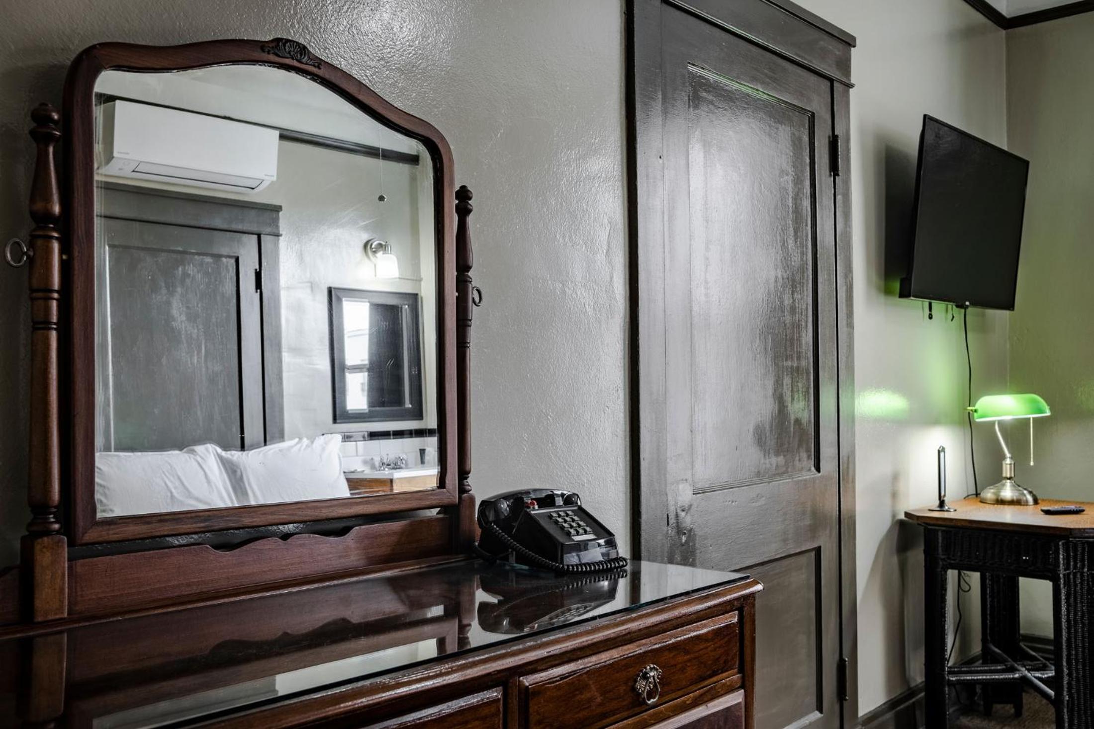 Gardner Hotel & Hostel