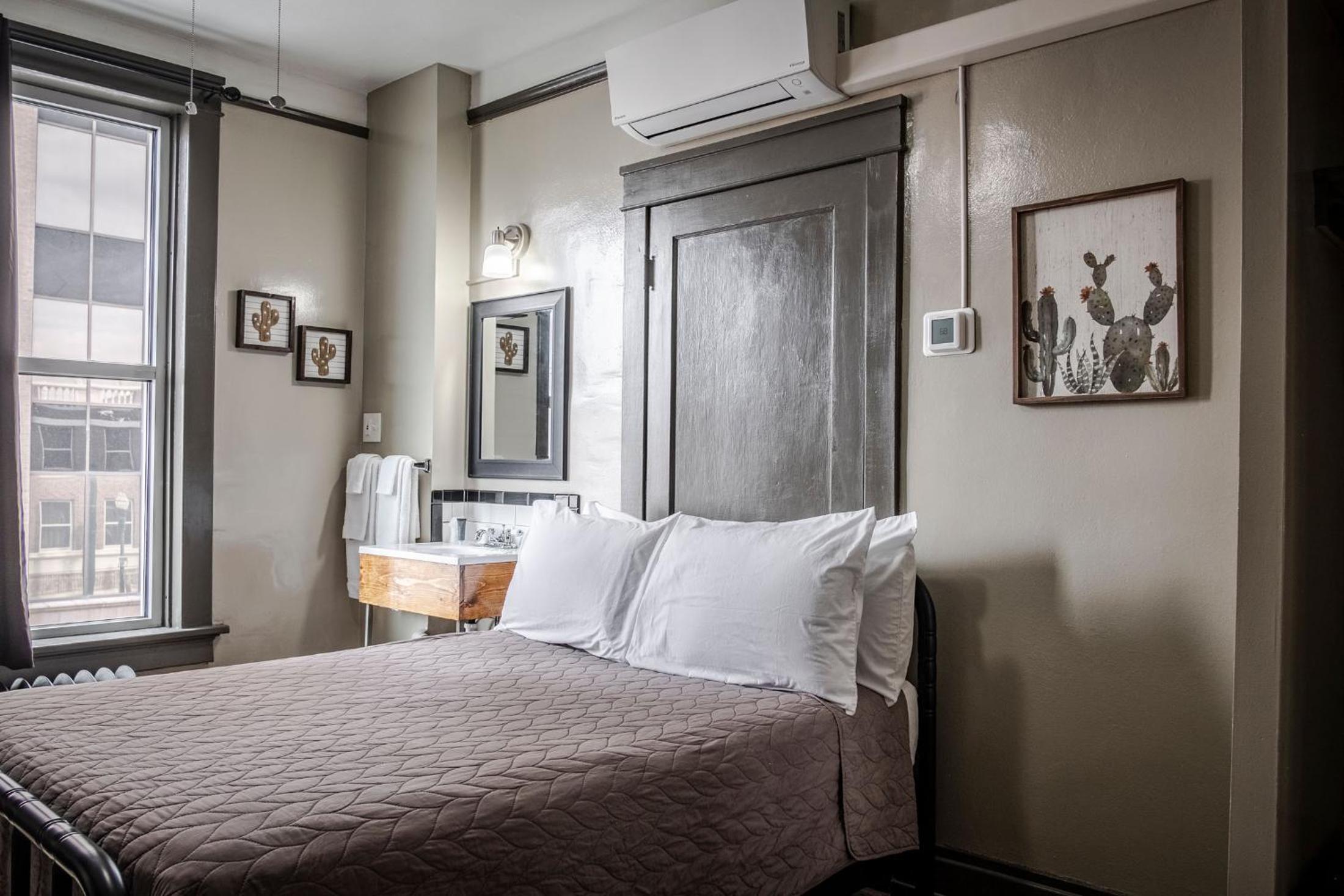 Gardner Hotel & Hostel
