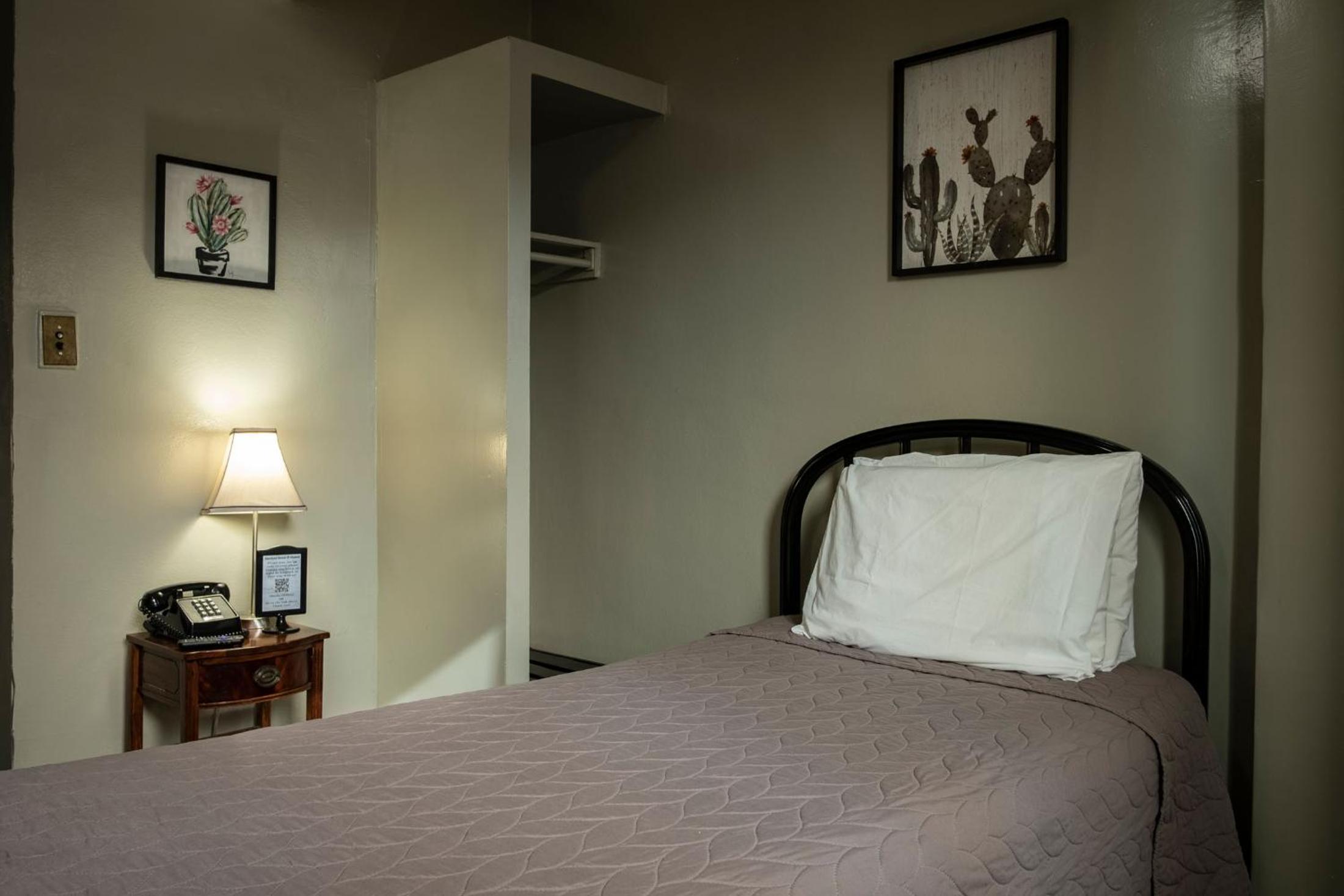 Gardner Hotel & Hostel