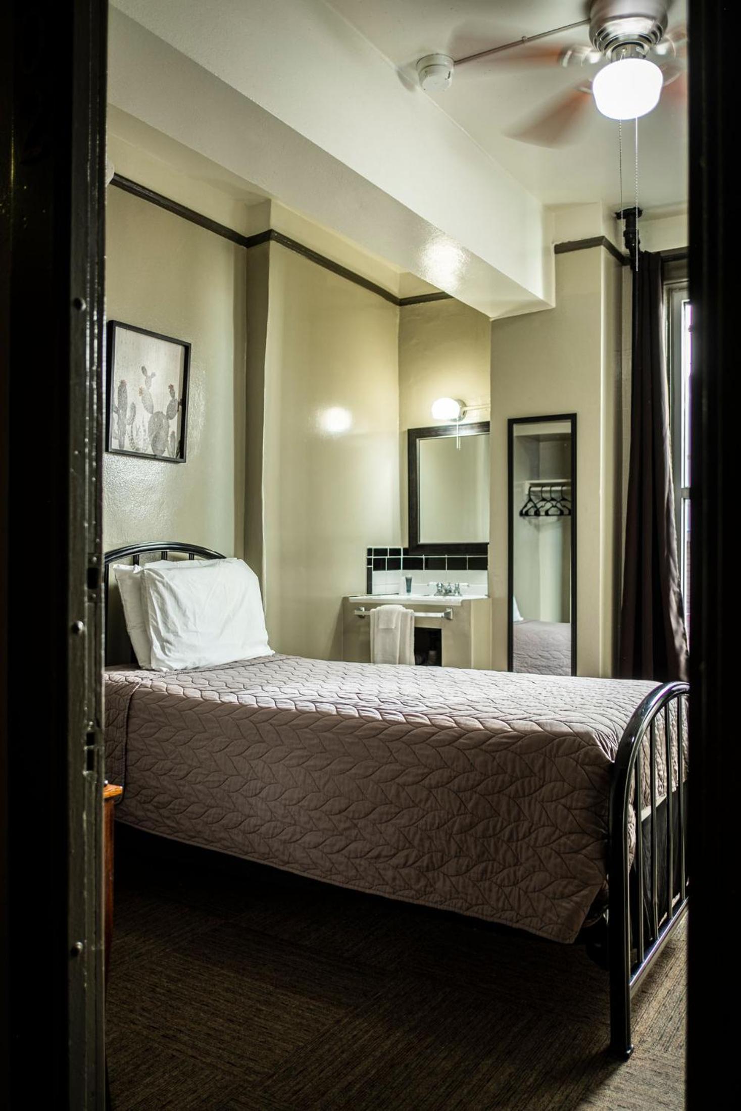 Gardner Hotel & Hostel