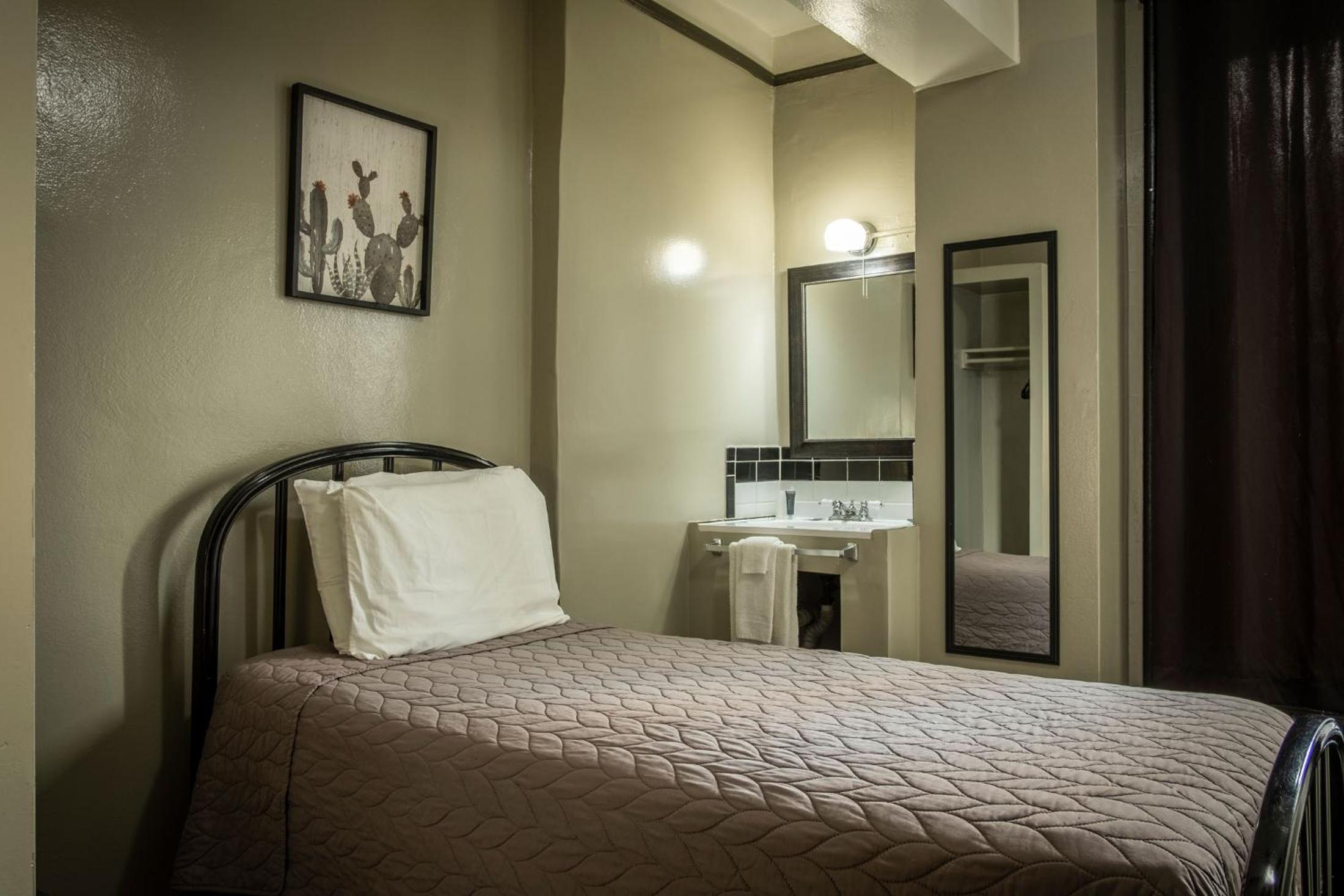 Gardner Hotel & Hostel