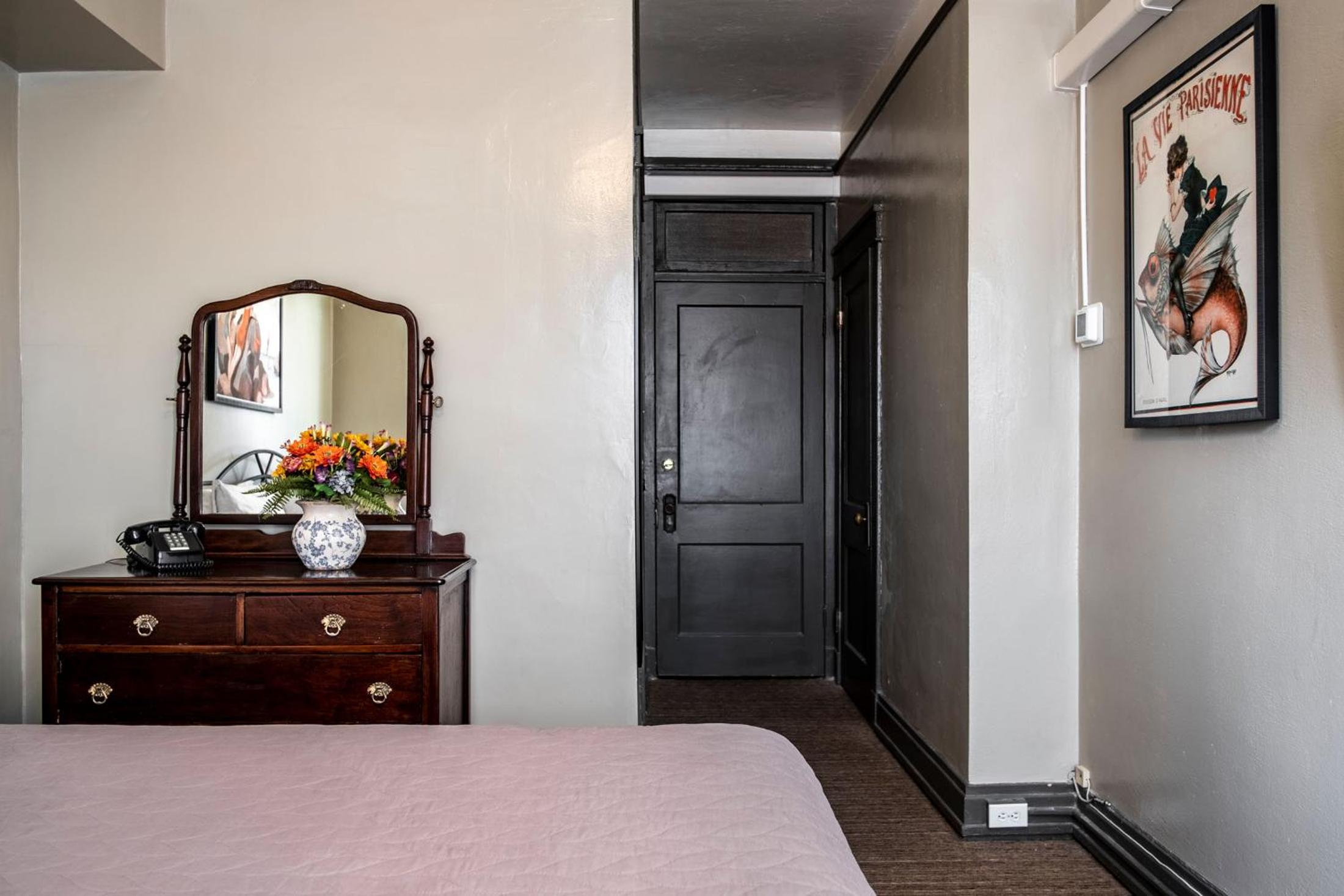 Gardner Hotel & Hostel