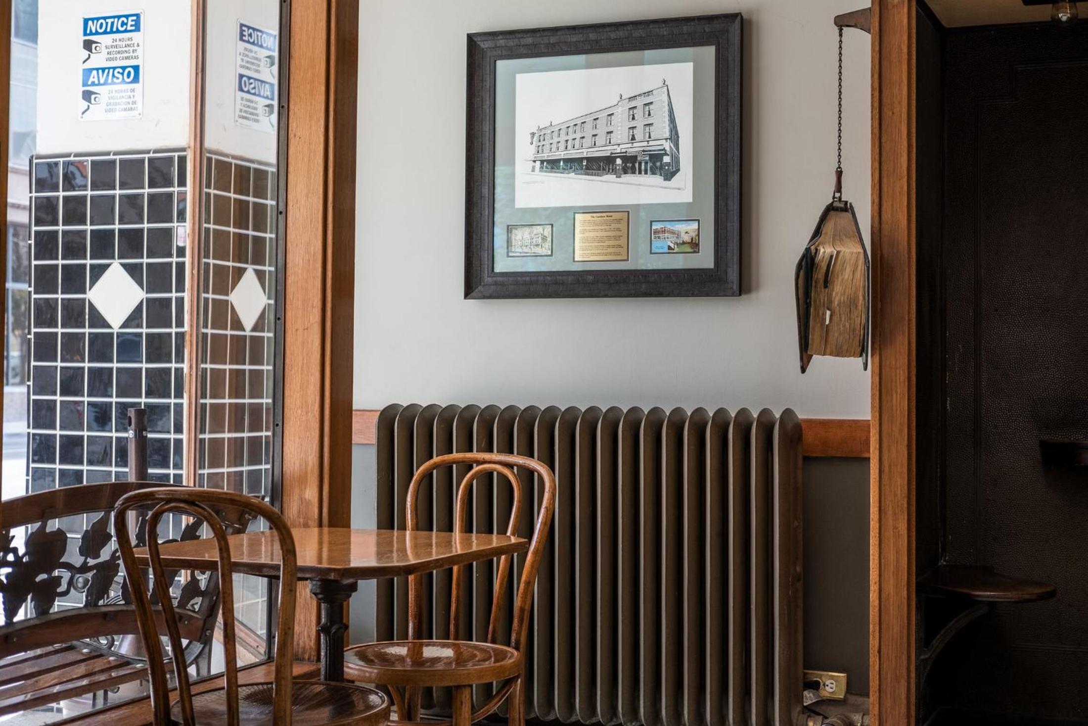 Gardner Hotel & Hostel