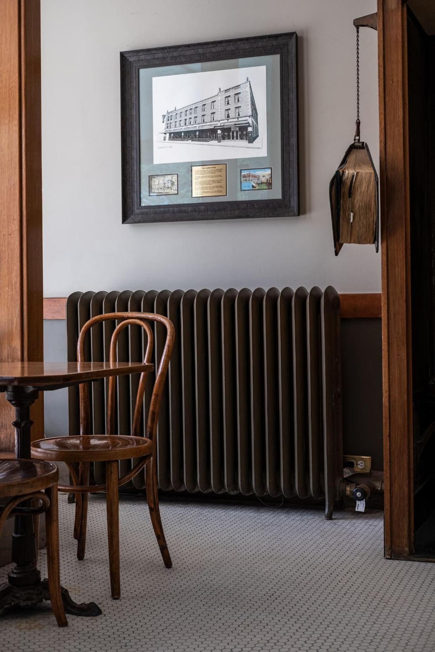 Gardner Hotel & Hostel