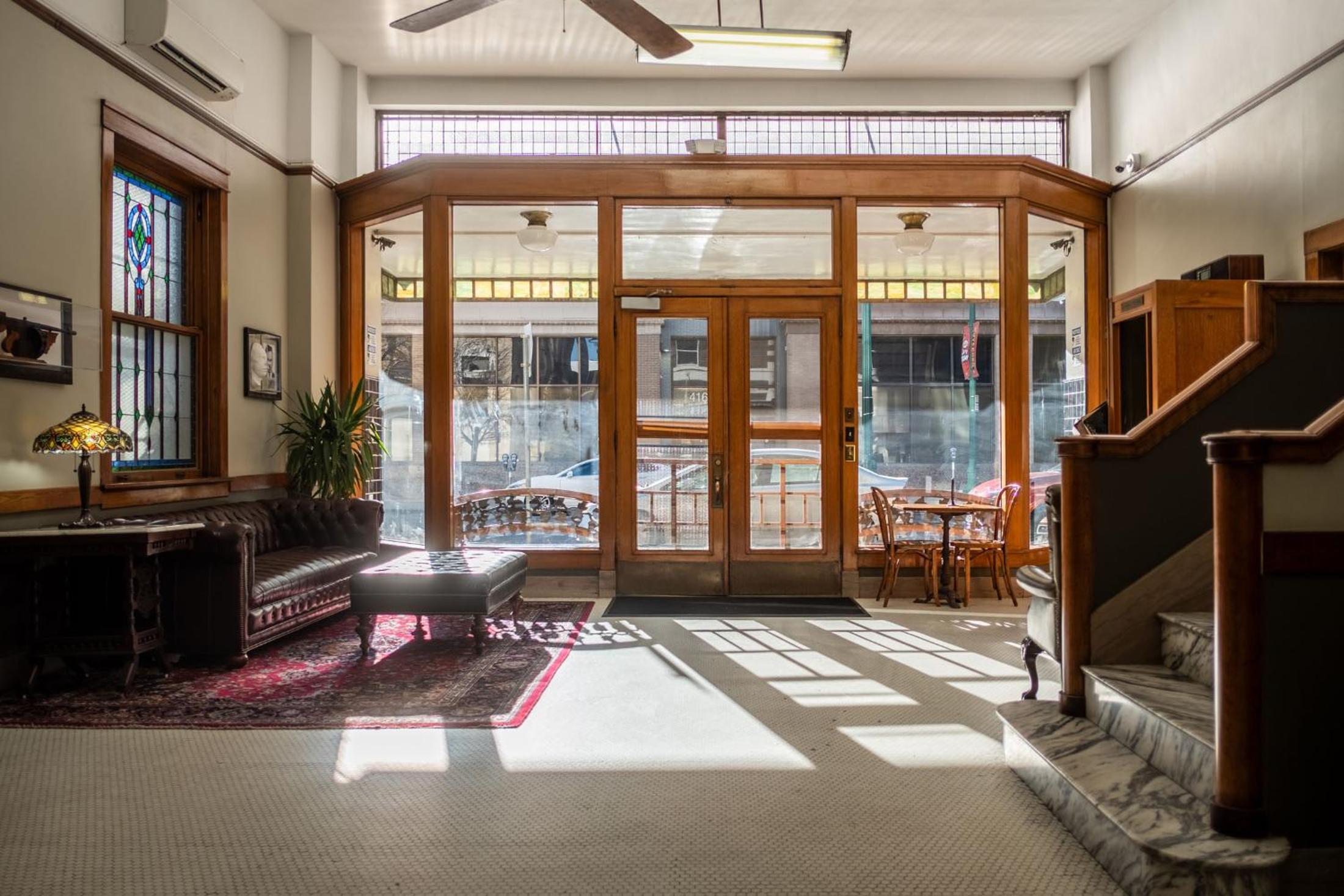 Gardner Hotel & Hostel