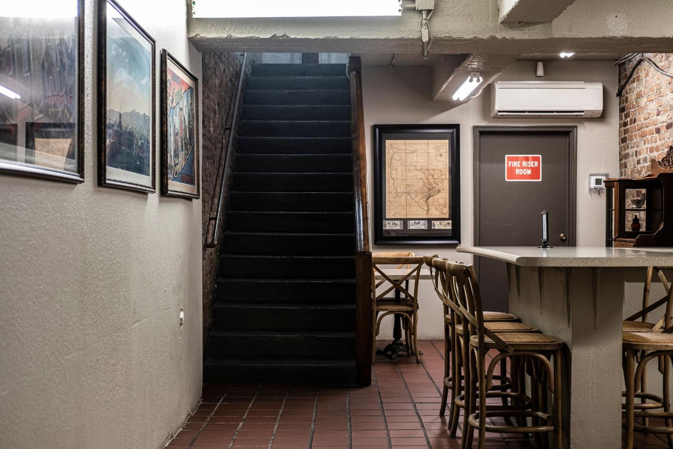 Gardner Hotel & Hostel