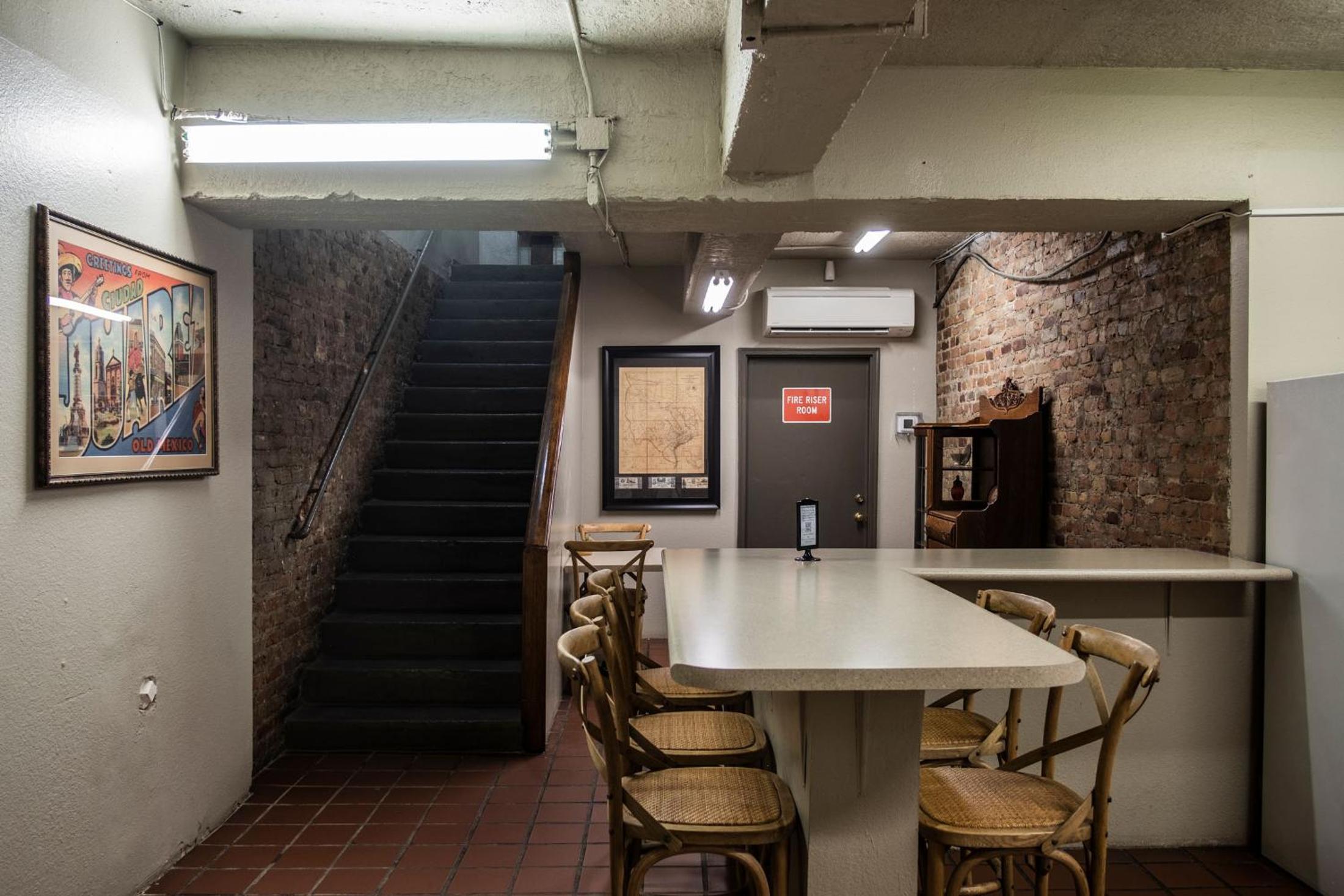 Gardner Hotel & Hostel