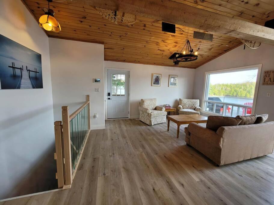 Firefly Hut - Cheerful 6-bedroom cottage with serene beauty