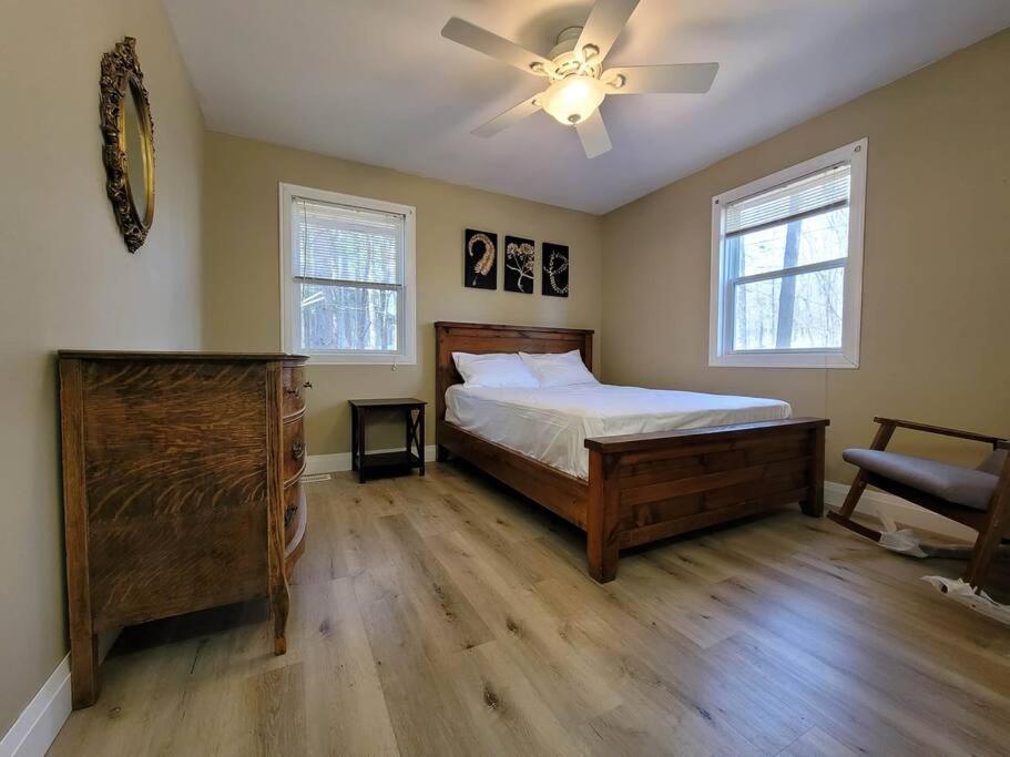Firefly Hut - Cheerful 6-bedroom cottage with serene beauty