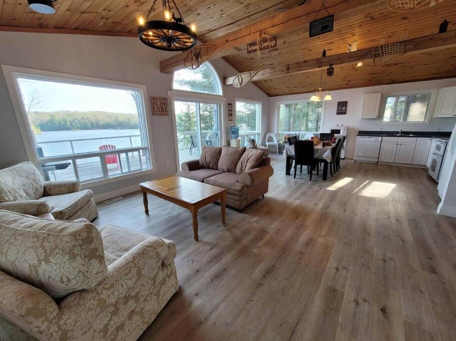 Firefly Hut - Cheerful 6-bedroom cottage with serene beauty