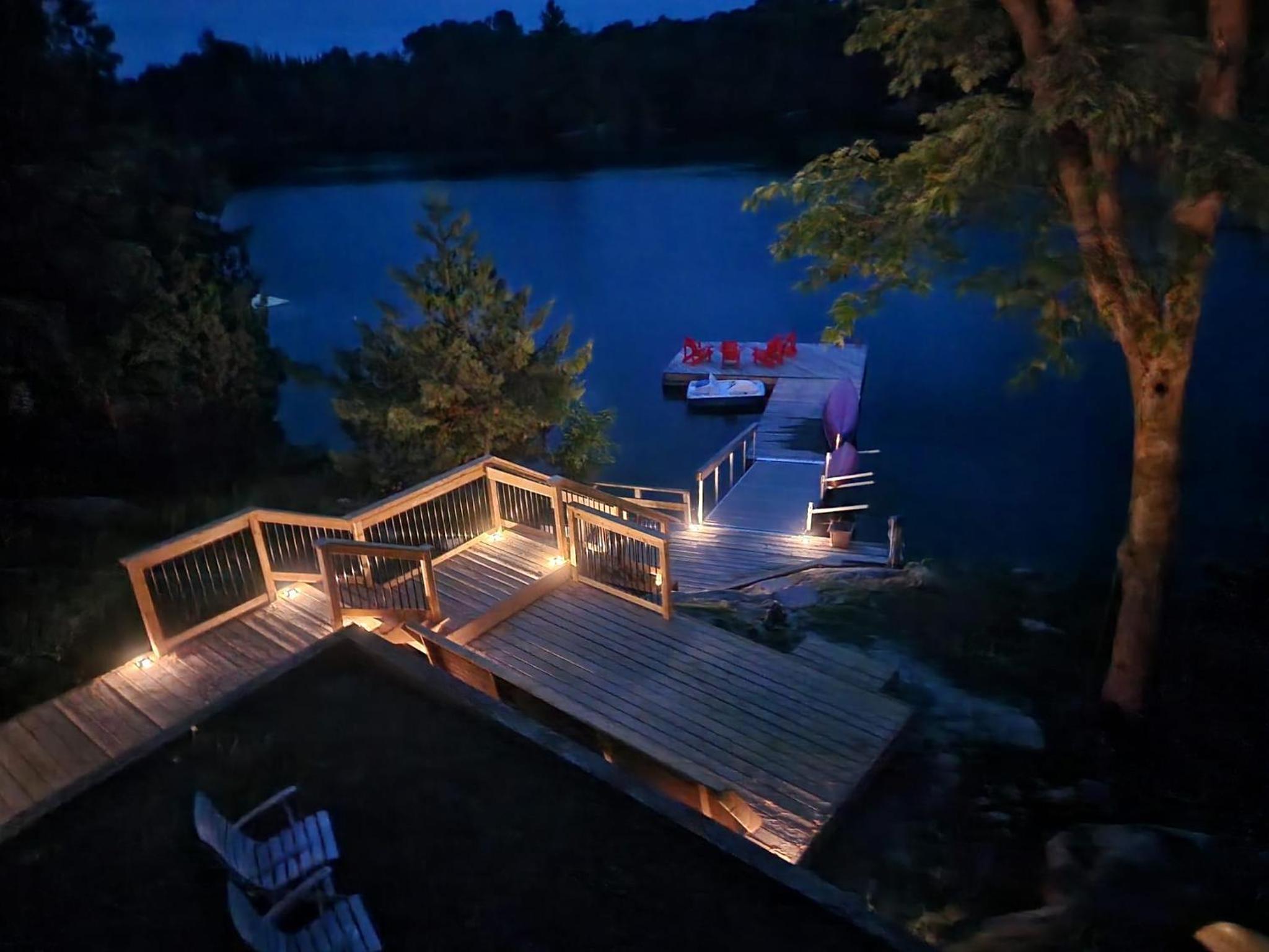 Firefly Hut - Cheerful 6-bedroom cottage with serene beauty