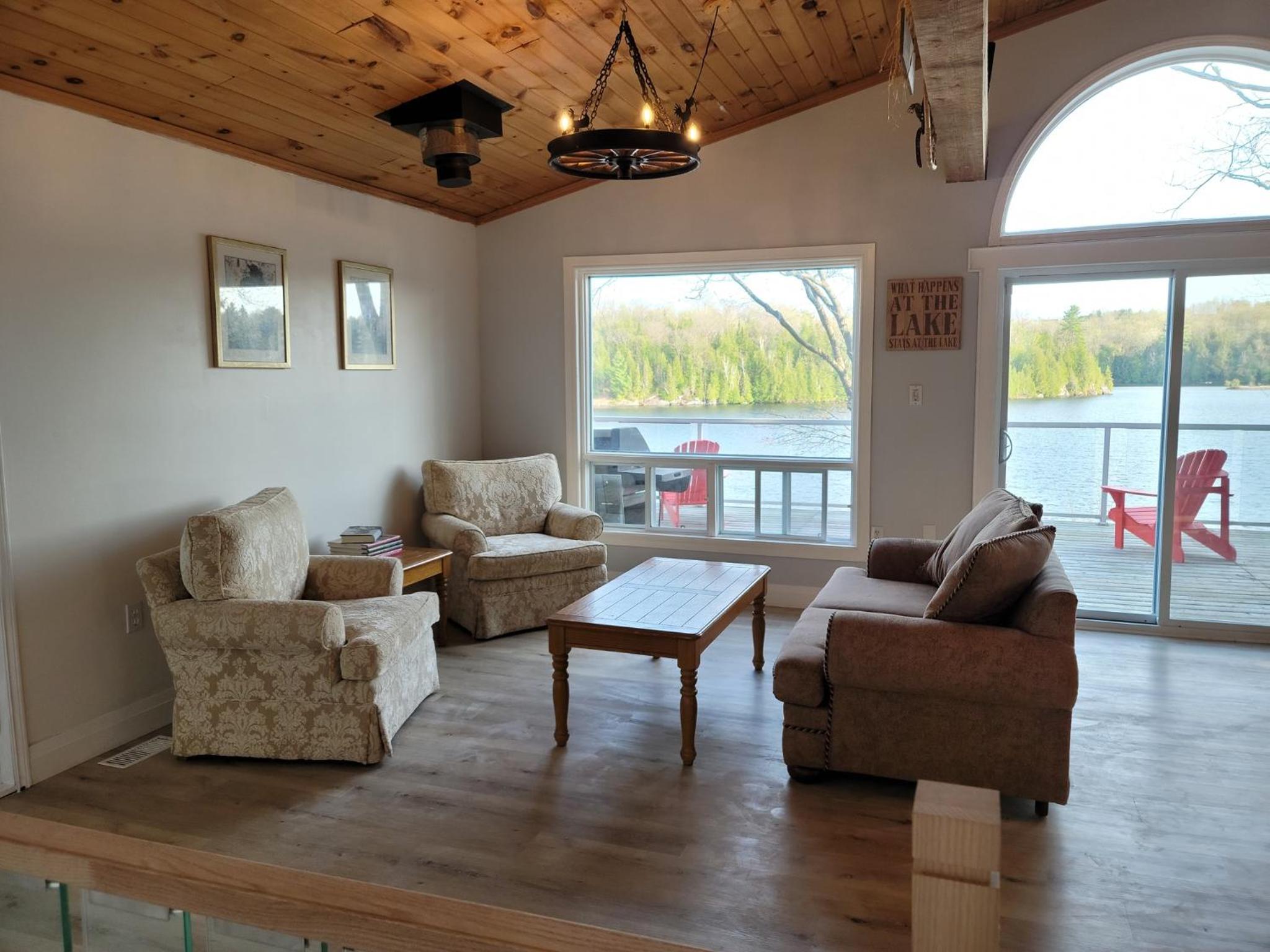 Firefly Hut - Cheerful 6-bedroom cottage with serene beauty