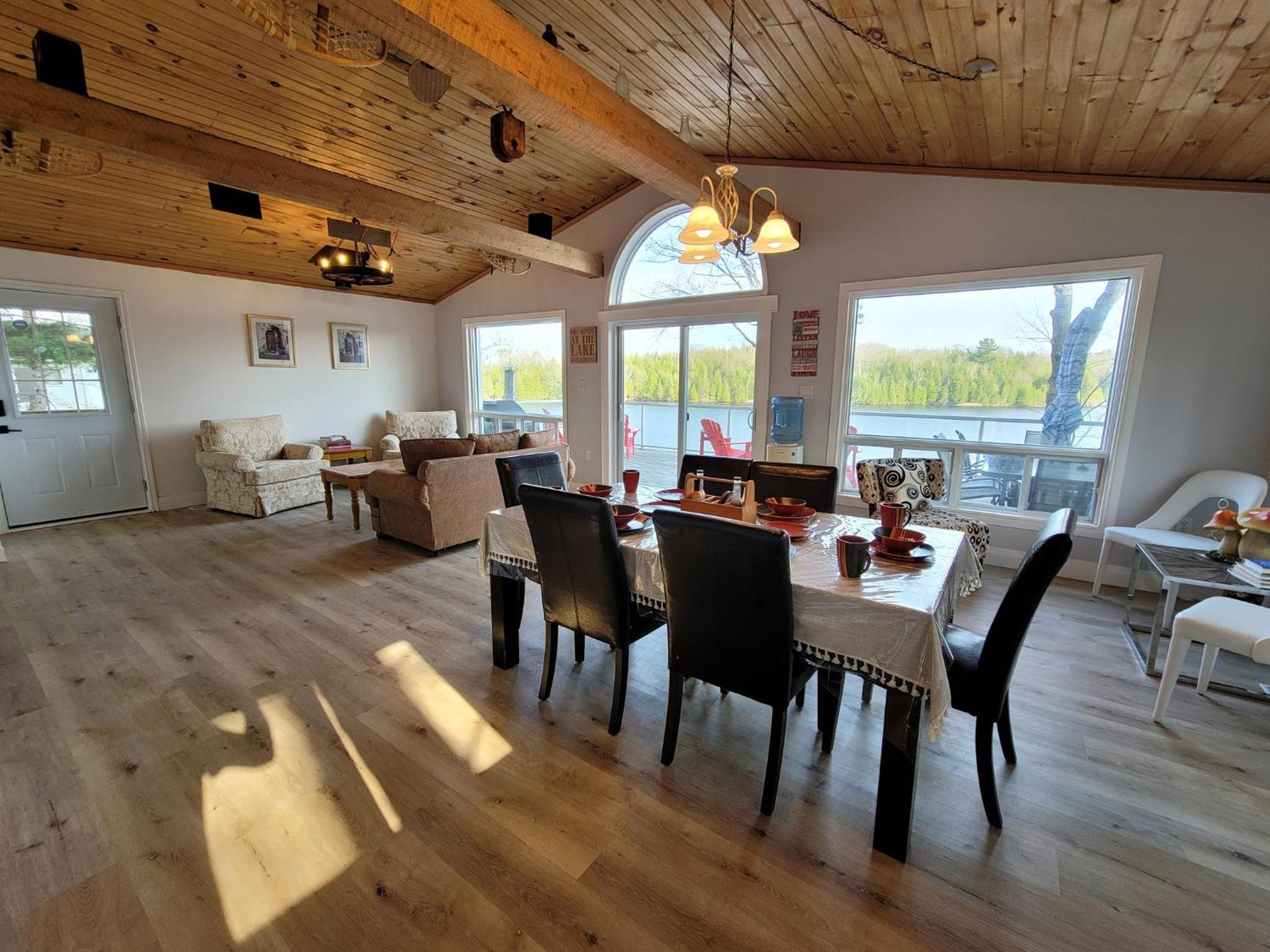 Firefly Hut - Cheerful 6-bedroom cottage with serene beauty