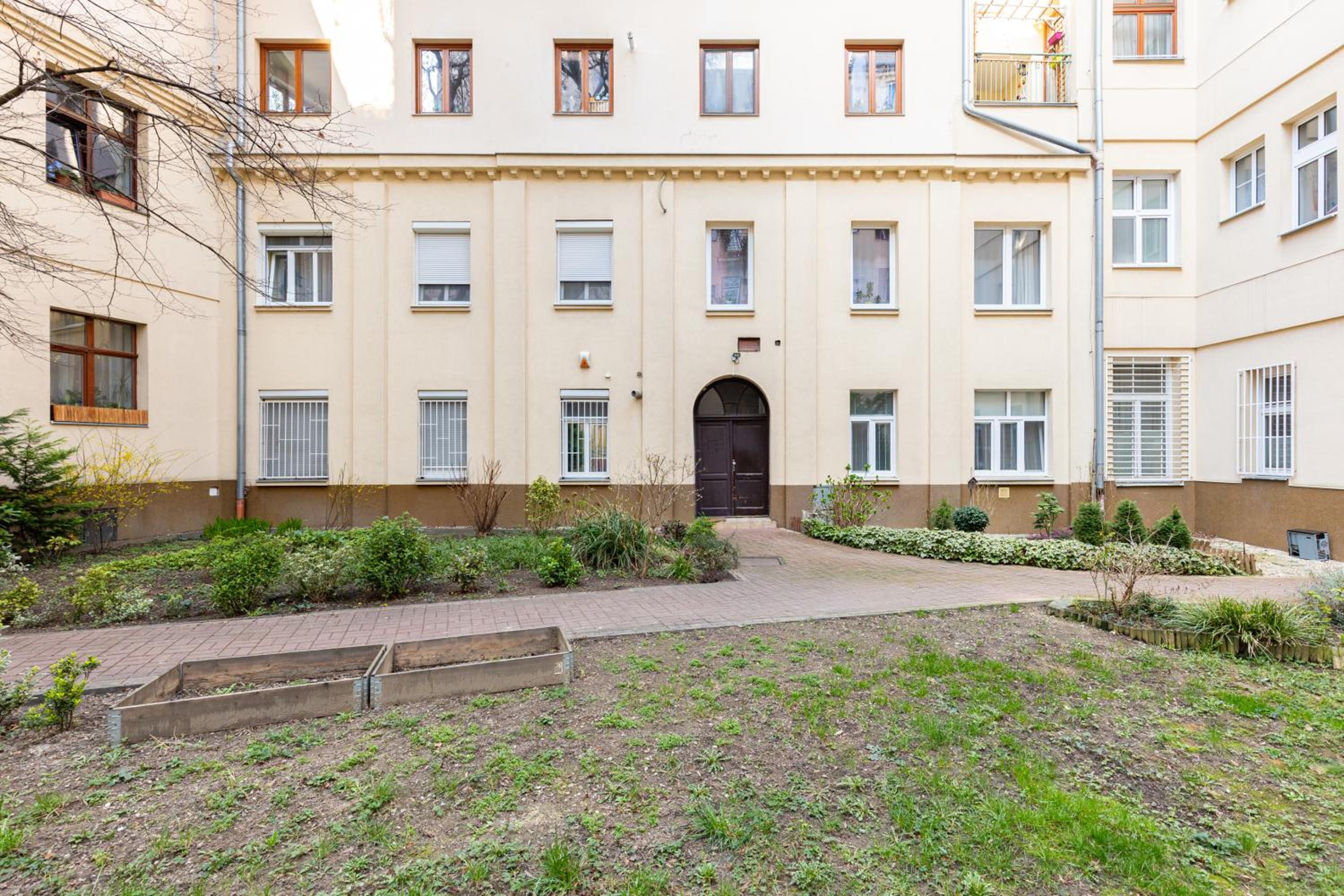 Charming Flat, Steps from Castle - Historic Part view 2