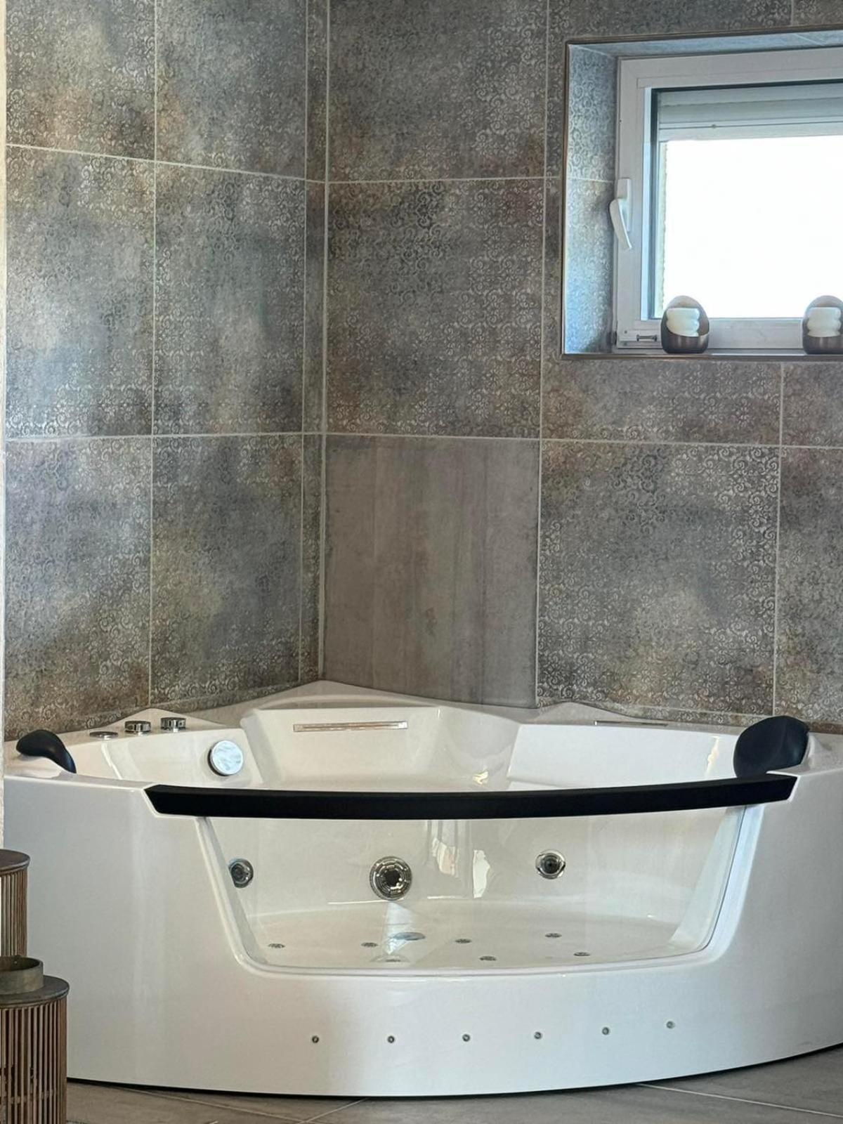 Villa Boyana City & Relax with Hot Jacuzzi and Sauna by BookVillaBG