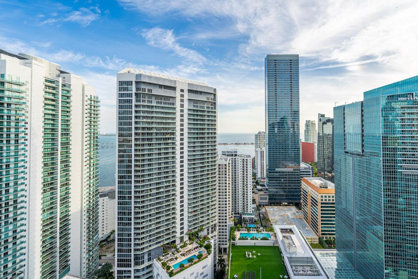 Spacious 2 Bed Unit in Brickell with Free Parking