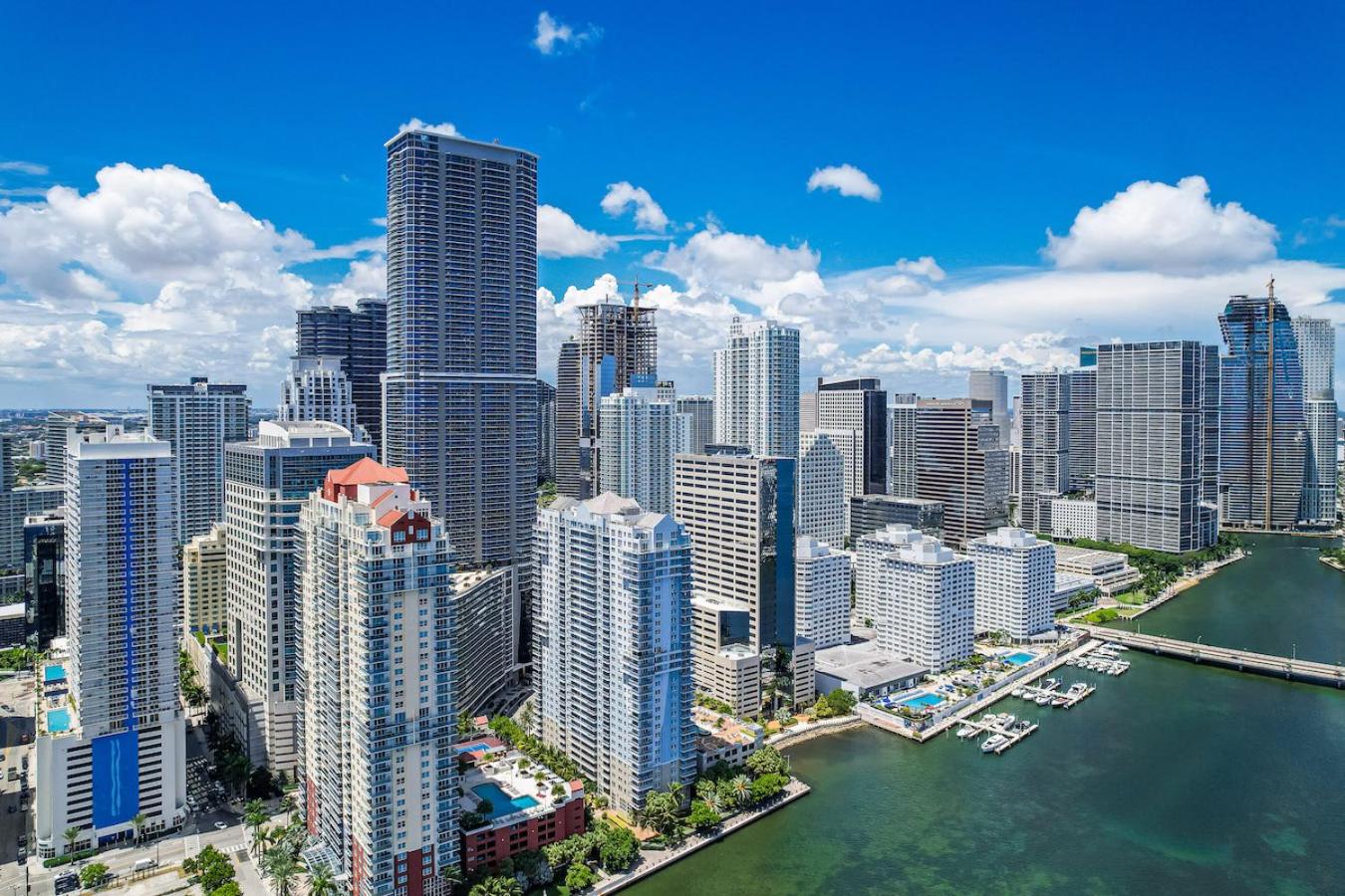 Spacious 2 Bed Unit in Brickell with Free Parking