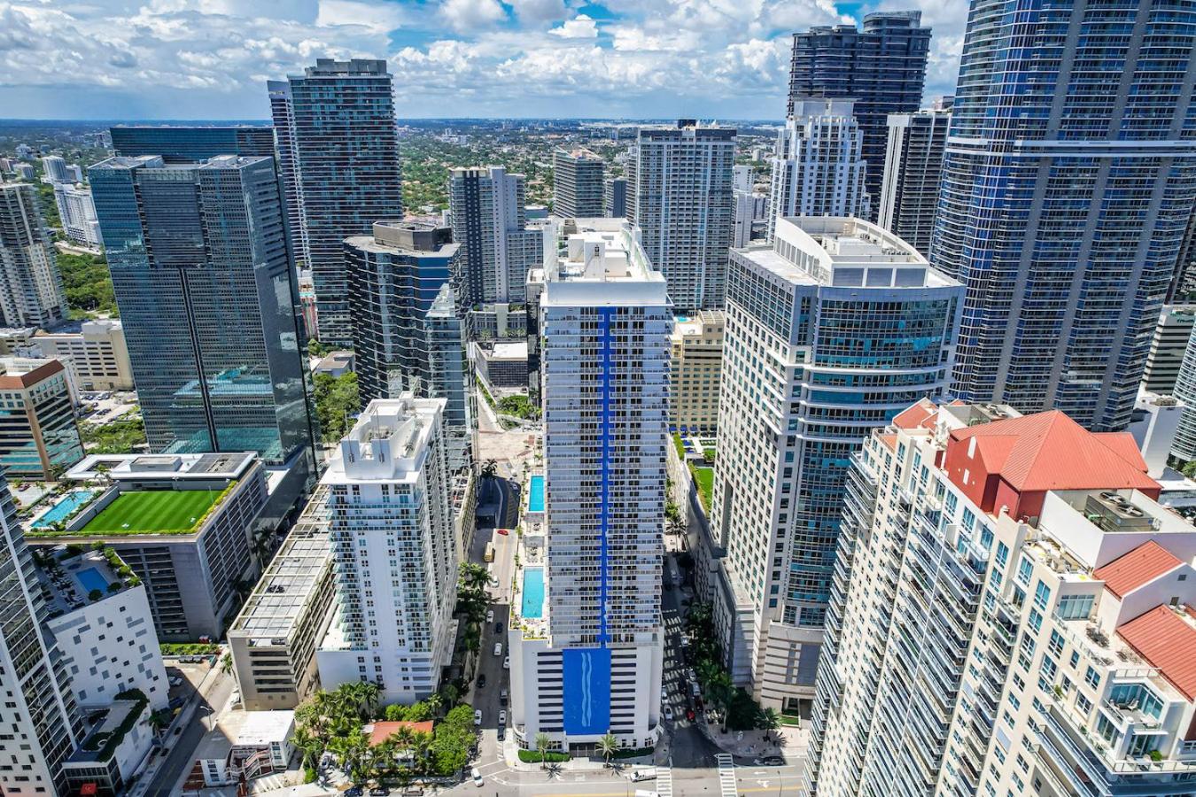 Spacious 2 Bed Unit in Brickell with Free Parking