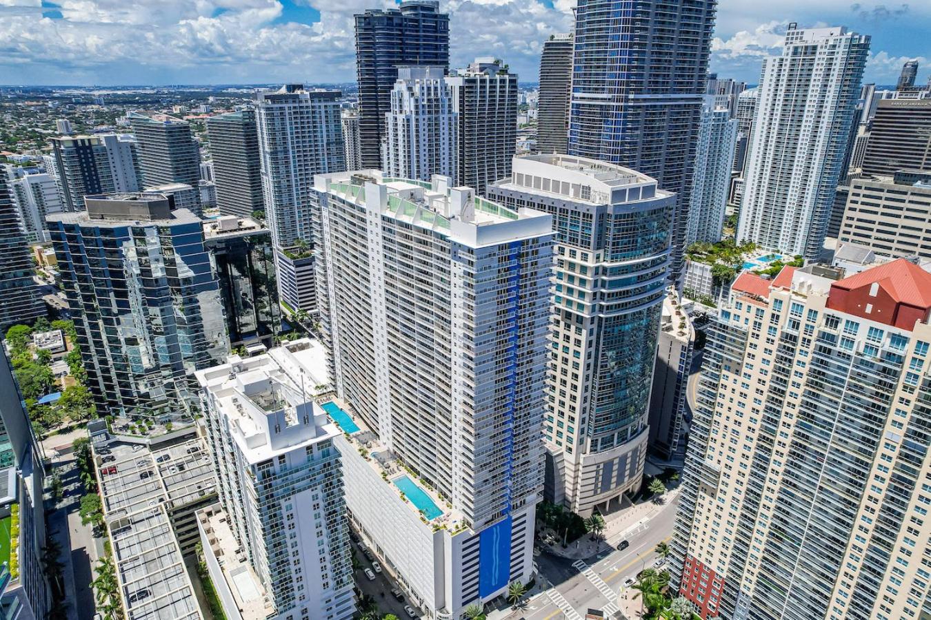 Spacious 2 Bed Unit in Brickell with Free Parking