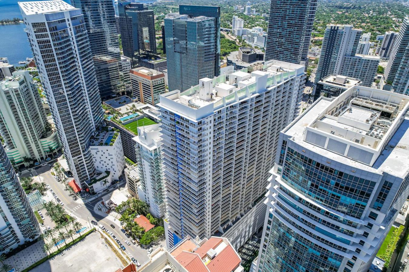 Spacious 2 Bed Unit in Brickell with Free Parking
