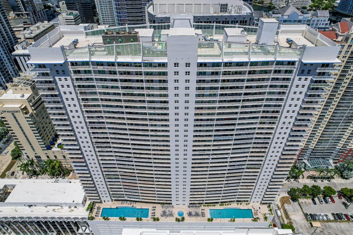 Spacious 2 Bed Unit in Brickell with Free Parking