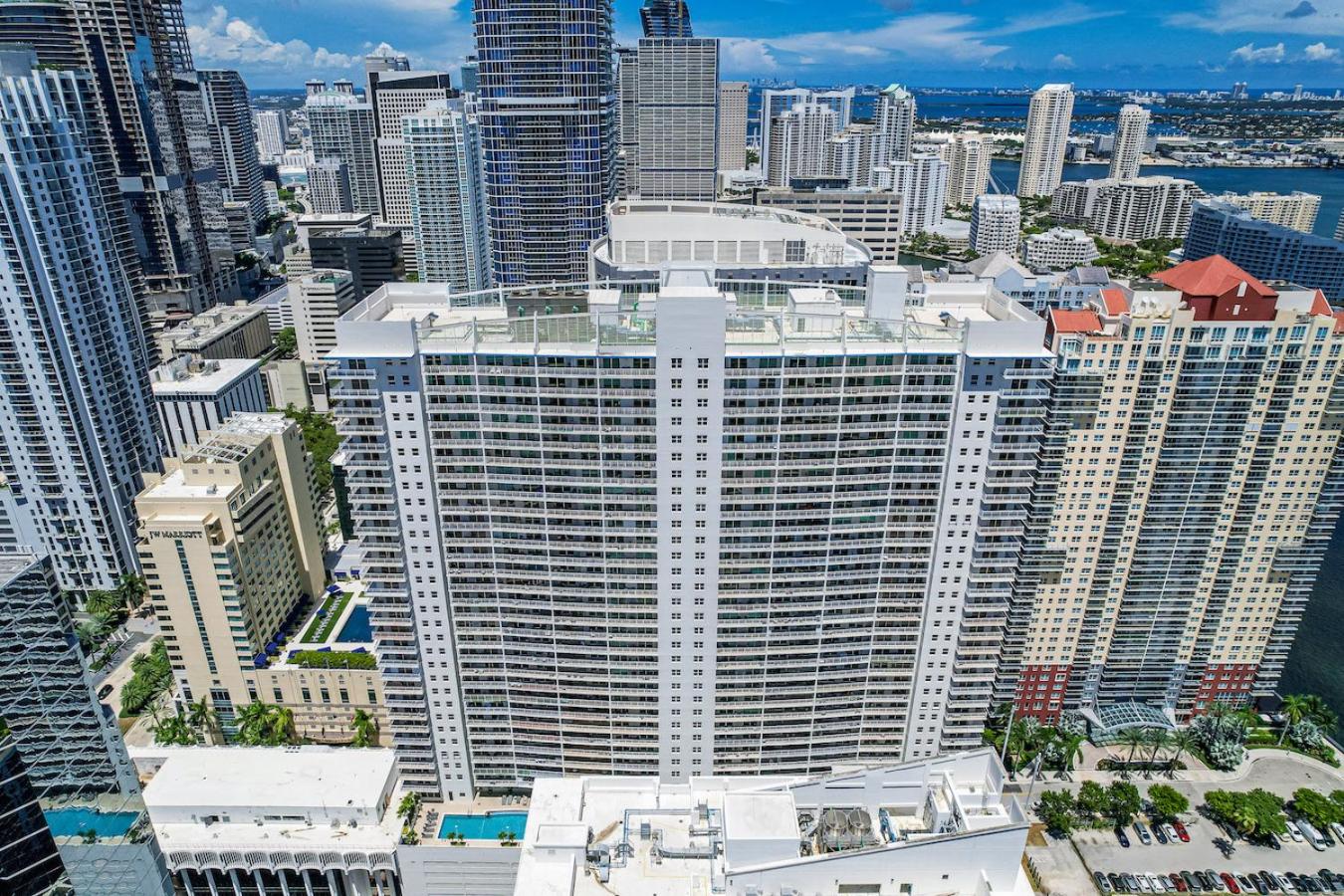Spacious 2 Bed Unit in Brickell with Free Parking