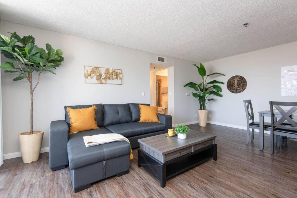 Photograph supplied for Hollywood 2Bed Apt w Rooftop pool & Panoramic View