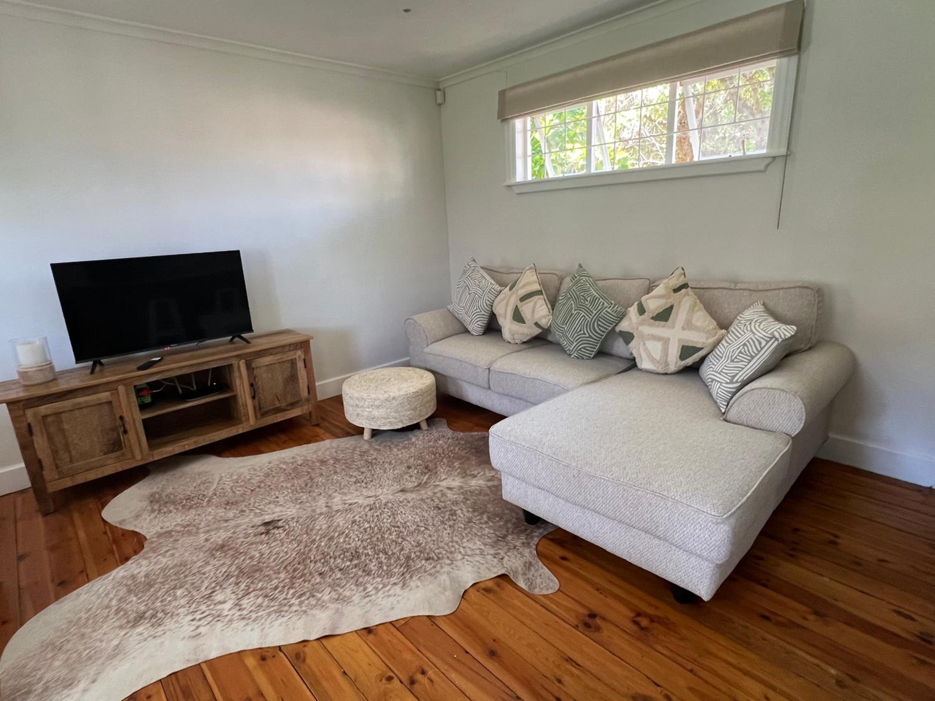 Cute one bedroom garden cottage - Wonderful views, Vineyard access, tranquil garden
