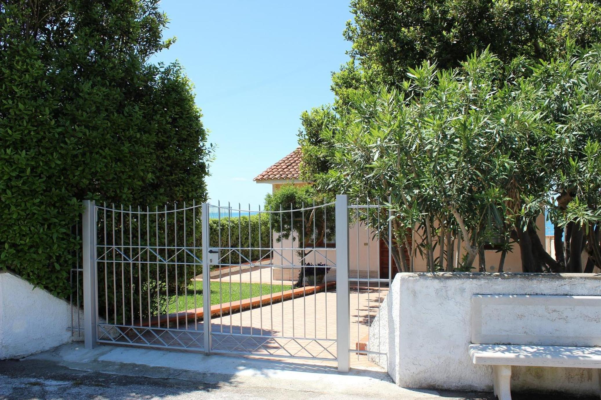 Photo 10