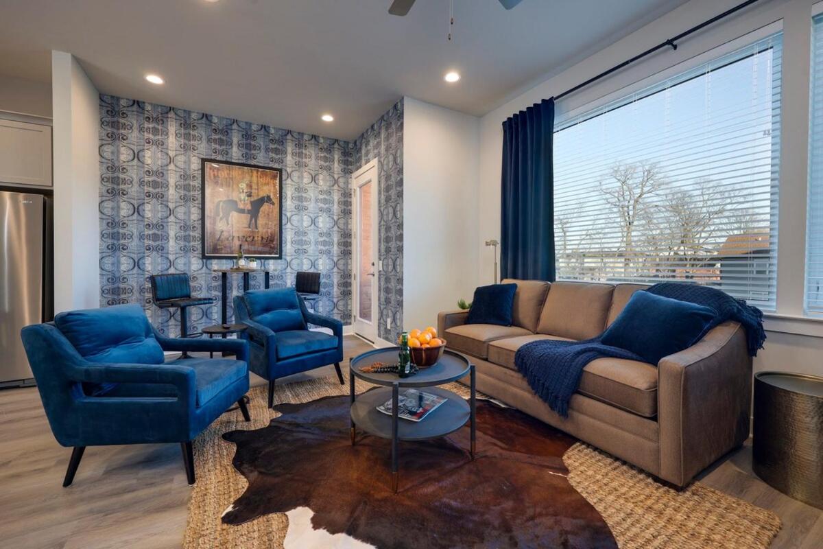New Lux Townhome 6 mins to DT Rooftop Sleeps 12 view 2