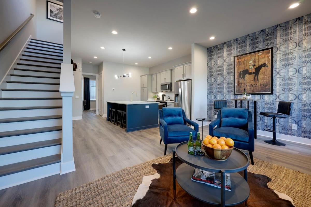New Lux Townhome 6 mins to DT Rooftop Sleeps 12 view 3